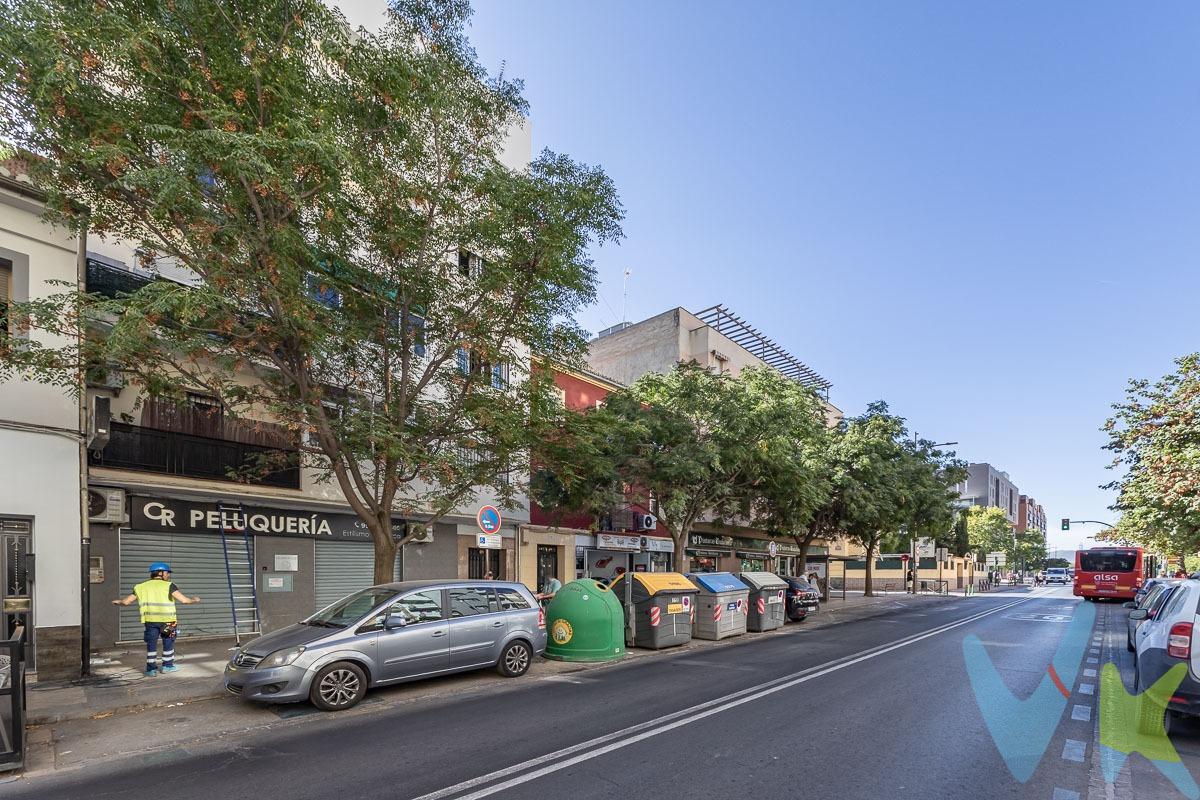 ✨ Oportunidad de inversión en el Zaidín ( sin ascensor)– Avenida de Dílar ✨. Si buscas una vivienda con alta rentabilidad garantizada, este piso es para ti. Actualmente se encuentra alquilado hasta junio, generando ingresos desde el primer día. 🏡 Características principales:. 	. 	•	🛏️ 3 dormitorios amplios, todos con balcón propio.         •	🚿 1 baño completo, reformado. 	•	🍳 Cocina integrada al comedor, práctica y moderna. 	•	🌞 Piso muy luminoso, con una distribución acogedora. 	•	📍 Ubicación excelente: en Avenida de Dílar (Zaidín), junto al PTS, muy cerca del metro y rodeado de servicios, comercios y zonas de ocio. 👉 Ideal tanto para inversores que buscan rentabilidad inmediata como para quienes deseen vivir en una de las zonas con más proyección de Granada. ¡No pierdas esta oportunidad! Llámanos y solicita más información. Ref. N351. * El PVP indicado no incluye impuestos ni gastos de Escritura. * Honorarios agencia no incluidos. * Las superficies expresadas en esta página tienen carácter descriptivo y son aproximadas. * Los precios pueden ser susceptibles de modificación sin previo aviso. * Esta propiedad se vende sin muebles.