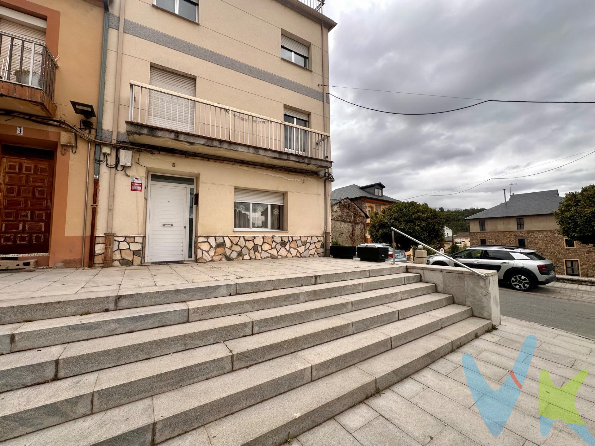 Vivienda ubicada en el pueblo de Toreno. En sus proximidades pueden encontrar todos los servicios básicos necesarios utilizados a diario. Además, la zona está bien comunicada y a escasos minutos de Ponferrada. La vivienda se encuentra distribuida en tres plantas , aprovechando al máximo el espacio y ofreciendo un ambiente cómodo y funcional. Planta calle: Salón - comedor, cocina equipada independiente con acceso a bodega destinada también a zona de caldera con calefacción de gasóleo. Planta primera: salita, habitación doble con terraza y baño completo con plato de ducha. Planta segunda: 3 habitaciones dobles. Buhardilla: Acceso a terraza. Ademas, dispone de un solar colindante para usar de garaje o almacén de 72 m2 y un huerto con regadío cerca de la casa de 393 m2. Esta casa es ideal para quienes buscan espacio, tranquilidad y confort en un entorno rural con todas las comodidades. 