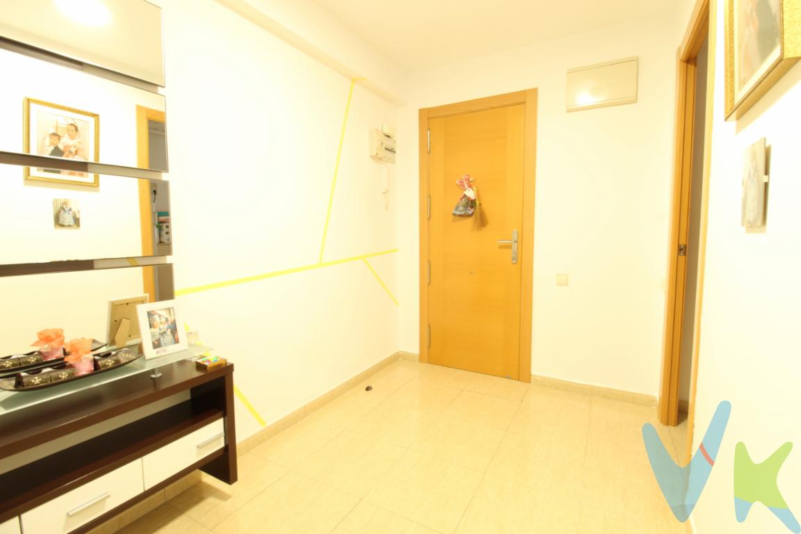 Si te gusta vivir en el centro sin renunciar a la tranquilidad, esta vivienda es para ti. Ubicada en una segunda planta de un edificio familiar de solo dos alturas, con una vivienda por planta, se encuentra en una de las calles más céntricas y tranquilas de Paterna, en pleno corazón del barrio de LAlborgí.    La vivienda cuenta con 90 m² perfectamente distribuidos en tres habitaciones, salón-comedor, cocina independiente y un cuarto de baño completo de cuatro piezas, todo ello en excelente estado de conservación.  Desde el salón-comedor y una de las habitaciones se accede de forma independiente a un balcón corrido que recorre toda la fachada, aportando luminosidad y amplitud. Las otras dos habitaciones y el baño disfrutan de luz natural y ventilación a través de un amplio patio de luces. Desde la cocina se accede a una terraza interior de aproximadamente 20 m², donde encontramos una zona de lavado y un espacio íntimo perfecto para disfrutar del aire libre sin salir de casa.  La ubicación es inmejorable: todos los servicios básicos en un perímetro de  menos de 300 metros de tu hogar , como Centro de Salud, supermercados, pequeño comercio, Centro de Atención a Mayores y transporte público, además de estar muy próximo al gran parque del barrio de LAlborgí.    Una vivienda céntrica, luminosa y tranquila, ideal para quienes buscan calidad de vida sin vivir en una colmena    📞 ¡Contacta ya para más información.     Este inmueble ha sido certificado para su venta en el Servicio Inmuebles Certificados de la Asociación Inmobiliaria de la Comunitat Valenciana por profesional acreditado en el Registre d¨Agents d´Intermediació Inmobiliaria de la Comunitat Valenciana  RAICV 0008  ( https://sforms.gva.es/sformssistemaexplotacion/servletObtenerXMLns/ObtenerXMLorig?formulario=62953&SF_SIS_ICP=1&ssl_redireccionado=true&idsesion=1752053546541). Para ofrecerle la máxima calidad en servicios inmobiliarios y seguridad jurídica en sus compraventas.   La propiedad ha confiado la gestión de venta bajo la modalidad de contrato estándar del Servicio de Inmuebles Certificados de ASICVAL denominado exclusiva compartida o multi exclusiva, por lo que rogamos las peticiones de colaboración en la venta se realicen a través de agencias asociadas a dicho servicio.   El precio publicitado no incluye gastos derivados de la compraventa, intermediación ni impuestos, consulte con su agente de compra cálculo aproximado de los mismos si el inmueble resulta de su interés