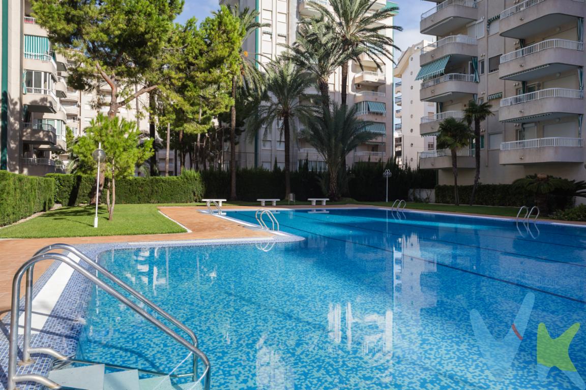Descubre esta exclusiva vivienda situada en el centro de la Playa de Gandía, a tan solo unos minutos del mar y en una urbanización privada con piscina comunitaria, pista de tenis y amplias zonas ajardinadas.
Este apartamento de 94 m² ha sido diseñado para ofrecer el máximo confort y estilo. El luminoso salón-comedor incorpora la antigua terraza acristalada, creando un espacio amplio y acogedor con vistas despejadas al paseo, sofá cama, TV de 55" y zona de comedor para seis comensales.
La cocina independiente, práctica y funcional, se encuentra junto al salón y está equipada con armarios altos y bajos, encimera de granito y electrodomésticos prácticamente nuevos, apenas utilizados.
La zona de descanso se compone de tres dormitorios: dos dobles (ambos con TV de 32") y uno individual. Además de dos baños completos con plato de ducha y mampara.

Entre sus calidades destacan:

- Ventanas de aluminio climalit de 1 cm, lacadas en blanco.
- Persianas motorizadas y mosquiteras en todas las estancias.
- Instalación eléctrica renovada con enchufes que incorporan puertos USB.
- Aire acondicionado (frío/calor) por conductos en todas las habitaciones.
- Sistema de alarma instalado.

Un hogar elegante, funcional y listo para entrar a vivir, ideal tanto para disfrutarlo todo el año como para tus vacaciones en la costa.

No pierdas la oportunidad de vivir en una de las zonas más demandadas de Gandía, con la tranquilidad del entorno natural y todos los servicios a tu alcance.

Por mandato expreso del propietario, comercializamos este inmueble en exclusiva, lo que le garantiza un servicio de calidad, un trato fácil, un proceso sencillo, rápido y sin interferencias de terceros. Por este motivo, se ruega no molestar al propietario, a los ocupantes de la propiedad, a los vecinos o conserjes del edificio si los hubiera.

Muchas gracias por su comprensión. Si usted es agencia inmobiliaria y tiene un cliente para este inmueble, llámenos, estaremos encantados de colaborar en esta y otras operaciones.

Los datos facilitados son informativos, sujetos a pequeños errores, por lo que no suponen relación contractual alguna.