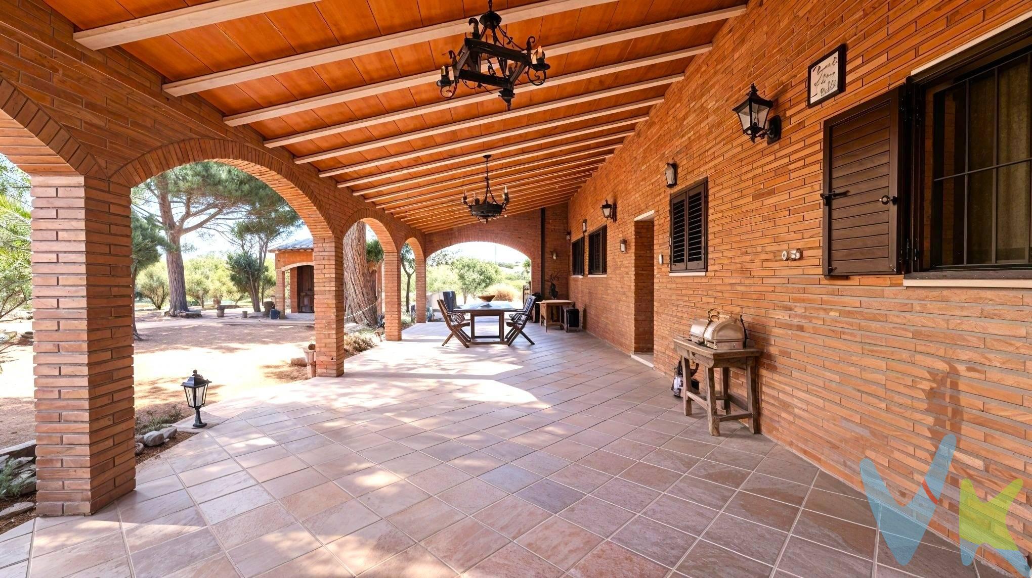ESPECTACULAR FINCA EN RIUDOMS CON VIVIENDA EN UNA SOLA PLANTA. Les presentamos en exclusiva una magnífica finca situada en un entorno privilegiado, ideal tanto como residencia habitual como segunda vivienda, donde disfrutar de la tranquilidad, la privacidad y el contacto con la naturaleza sin renunciar a la proximidad de todos los servicios. Ubicada a tan solo 5 minutos del centro de Riudoms, a 10 minutos de Reus y a menos de 20 minutos de las playas de Cambrils, esta propiedad ofrece una excelente combinación de comodidad, accesibilidad y calidad de vida. La finca cuenta con una superficie de aproximadamente 1,3 hectáreas y dispone de diversas edificaciones. Destaca su vivienda principal, una cómoda casa unifamiliar de 130 m² construida en una sola planta, acompañada de un espectacular porche de 70 m², perfecto para disfrutar del entorno durante todo el año. La vivienda se distribuye en cuatro amplias habitaciones, un baño completo con ducha, un espacioso salón-comedor, cocina totalmente equipada y cuatro equipos de aire acondicionado tipo split, garantizando el máximo confort. La propiedad dispone además de una construcción independiente acondicionada como zona de barbacoa, equipada con baño y una magnífica bodega, ideal para reuniones familiares y encuentros con amigos. Completa el conjunto un almacén de 176 m² con múltiples posibilidades de uso y una balsa de riego de 196 m² y alarma. Todo ello se encuentra rodeado de olivos y naturaleza, con acceso cómodo mediante camino privado, lo que proporciona un elevado nivel de privacidad y un entorno de absoluta tranquilidad. Una propiedad única, con amplios espacios y múltiples posibilidades, perfecta para quienes desean disfrutar de la vida en el campo, desarrollar proyectos agrícolas o simplemente encontrar un refugio donde desconectar y disfrutar de un estilo de vida más relajado. 