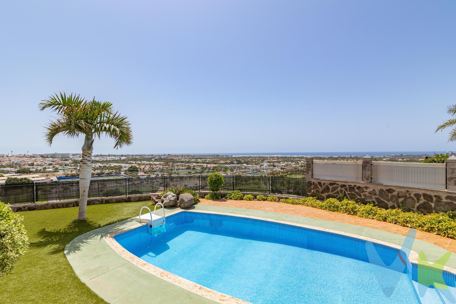 Presentamos esta impresionante villa situada en una de las zonas residenciales más demandadas de Sonnenland. Ubicada en primera línea y en una de las mejores parcelas de la zona, la propiedad disfruta de unas vistas abiertas y privilegiadas al mar,  a las dunas y a Maspalomas, un entorno natural único que convierte cada amanecer y atardecer en una experiencia inolvidable. La villa se asienta sobre una parcela de 1.080 m², rodeada de jardines cuidados y amplias terrazas diseñadas para disfrutar del clima excepcional del sur de Gran Canaria y de sus vistas. La vivienda destaca por su arquitectura con carácter propio y por la amplitud de sus espacios. El salón-comedor, distribuido en dos ambientes diferenciados, ofrece el entorno perfecto para reuniones sociales y momentos en familia. Sus grandes ventanales aportan abundante luz natural y permiten que el paisaje forme parte de cada estancia. La cocina independiente, amplia y funcional, hará las delicias de los amantes de la gastronomía. Además, dispone de una acogedora sala de estar ideal para el descanso diario. La propiedad cuenta con 6 amplios dormitorios, todos ellos con personalidad propia, además de una oficina en planta baja. El dormitorio principal, de más de 50 m², destaca por su elegante vestidor y su baño en suite. En total, la villa dispone de 6 baños. Los materiales nobles como la madera Vitacola y el mármol aportan distinción y sofisticación a toda la vivienda. Uno de los grandes valores añadidos es su espectacular sótano multifuncional, con acceso independiente desde tres puntos (garaje, escalera interior y escalera exterior). Este espacio ofrece múltiples posibilidades: sala de ocio y entretenimiento, gimnasio privado, dormitorio con baño, dos amplios trasteros, cuarto adicional de almacenaje, sala de máquinas y garaje con capacidad para 2-3 vehículos. La propiedad se entrega con el mobiliario y electrodomésticos que aparecen en las imágenes, lo que permite disfrutarla desde el primer momento. Una villa única para quienes buscan exclusividad, amplitud y vistas incomparables en una de las mejores ubicaciones del sur de la isla. Precio de Venta al Público (PVP) – No incluye gastos. Impuestos y demás gastos legalmente correspondan al comprador. Inmueble sujeto a ITP del 6,5% con carácter general; existen excepciones según normativa aplicable. Base imponible el mayor valor entre: 1) precio de venta: 2) tasación; 3) valor referencia catastral. Gastos Notaria y Registro entre 0,3% - 0,8% aprox. según aranceles. Financiación: gastos de hipoteca, tasación y gatos bancarios a cargo del comprador y según su necesidad y elección.  Servicio intermediación y honorarios inmobiliaria a cargo del vendedor.  Operación y condiciones de compraventa sujeta a aceptación expresa del vendedor. Para acceder a información y documentación legalmente exigible por el consumidor puede contactarnos. Anuncio sujeto a errores, cambios de precio, omisión y/o retirada del mercado sin aviso previo.