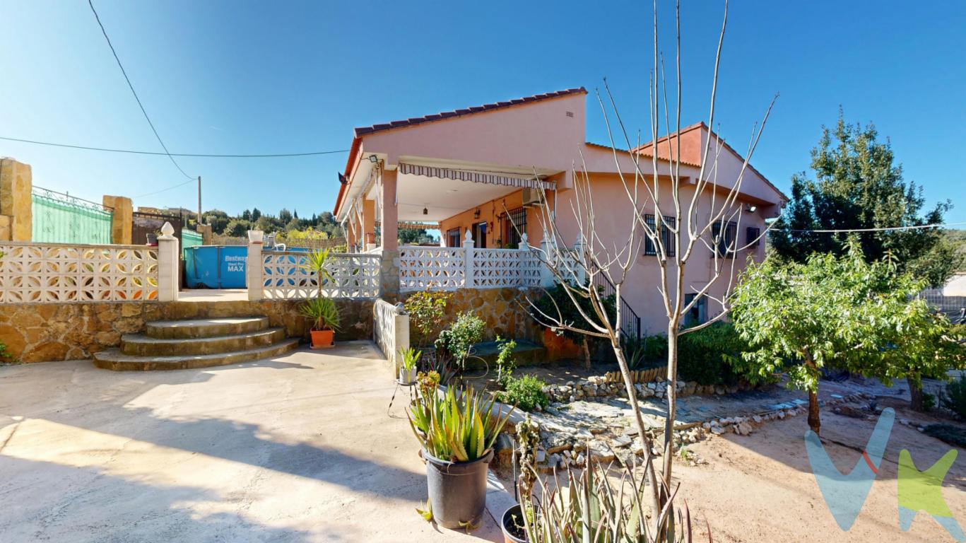 Chalet independiente de 4 HABITACIONES, con gran parcela de 1062m², jardín y todas las comodidades Se presenta esta magnífica vivienda de 141 m² construidos sobre una amplia parcela de 1.062 m², ideal para quienes buscan espacio, privacidad y calidad de vida en un entorno tranquilo.La propiedad cuenta con una cuidada reforma actualizada y se distribuye en 4 habitaciones, 1 amplio baño completo, gran salón-comedor con agradable chimenea y amplia cocina independiente.En el exterior destaca su gran zona de jardín y huerta, ideal para ocio, cultivo o disfrutar al aire libre. Además, dispone de una acogedora terraza rodeada de toldos que permiten aprovechar el espacio durante todo el año y caseta independiente de paellero con luz y agua.La vivienda incluye múltiples extras que aportan comodidad y valor:Zona de parking techado12Caseta independiente con paelleroDos prácticos trasterosEquipada con splits de frío/calor garantizando confort en cualquier estación.Ubicada en zona con vecinos todo año.Una propiedad completa, lista para entrar a vivir y disfrutar de un estilo de vida tranquilo con todas las comodidades.Si tienes que vender antes tu vivienda, llámanos y te asesoramos cómo hacerlo para además tener los mínimos gastos posibles y todas las garantías.Agencia Registrada con el nº00516 en el Registro Obligatorio de Agentes Inmobiliarios de la Comunidad ValencianaPor mandato expreso del propietario, COMERCIALIZAMOS ESTE INMUEBLE EN EXCLUSIVA, lo que le garantiza el acceso a toda la información, a un servicio de calidad, un trato fácil, sencillo y sin interferencias de terceros. Por este motivo, se ruega NO MOLESTAR AL PROPIETARIO, a los ocupantes de la propiedad o a los vecinos. Muchas gracias por su comprensión.La oferta está sujeta a cambios de precio o retirada del mercado sin previo aviso. Este anuncio en su conjunto, incluyendo textos, fotos, imágenes o cualquier otro contenido de este, no es vinculante dado que la información es ofrecida por terceros y puede contener errores. Se muestra a título informativo y no contractual.El precio del inmueble no incluye los honorarios de la agencia que ascienden al 4%+IVA del precio final del inmueble, ni los gastos de notaría y registro de la propiedad (que están sujetos a aranceles y varían dependiendo del precio de escrituración), ni los impuestos (que en la Comunitat Valenciana varían dependiendo del precio del inmueble y de las características personales del comprador).Esta propiedad se pone a la venta con toda la documentación comprobada y en regla, por lo que ofrecemos GARANTIAS a los compradores.