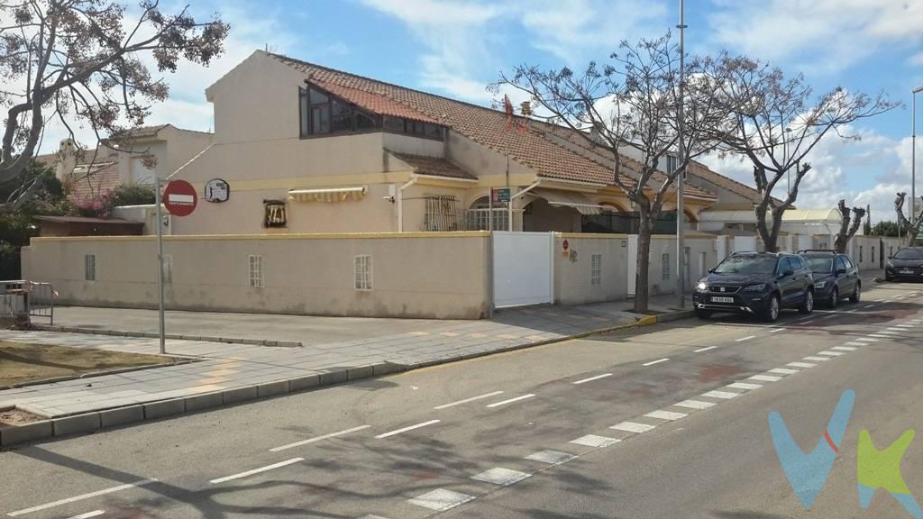 En exclusiva, RACASA MARVÁ, tenemos un precioso Adosado esquinero de Torre de la Horadada (Alicante). A escasos 6 minutos andando de la playa, se vende Adosado de dos plantas de unos 110 m2 construidos en total, con 3 dormitorios, 2 baños y parking incluido. Excelentes calidades, tales como suelo laminado vinílico en toda la vivienda y ventanales de Climalit. La Planta Baja se distribuye en dos dormitorios, salón comedor, cocina y cuarto de baño con bañera. La Primera Planta consta de DOS dormitorios y otra habitación adicional más pequeña, con un cuarto de baño. Está para entrar a vivir, ACTUALMENTE ALQUILADO, por lo que es ideal para un inversor ya que los Arrendatarios llevan muchos años residiendo en la vivienda, pero también se estudiaría la posible venta SIN ellos una vez vencido el contrato, concretamente el 9 de Mayo de 2027. La parcela consta de 180 m2, pudiendo estacionar hasta 3 coches en el lateral de la misma. La entrada principal tiene un porche cubierto, solo cerrado lateralmente. Además hay un patio trasera está instalada una caseta donde encontramos los aparatos de aire acondicionado por splits. etc. La vivienda tiene 4 splits climatizadores frío / calor. La oferta está sujeta a cambios de precio o retirada del mercado sin previo aviso. Este anuncio en su conjunto, incluyendo textos, fotos, imágenes o cualquier otro contenido del mismo, no es vinculante dado que la información es ofrecida por terceros y puede contener errores. Se muestra a título informativo y no contractual. Número de Registro de Agentes de Intermediación Inmobiliaria de la Comunidad Valenciana: RAICV-3991. El precio no incluye lo siguiente: honorarios de la agencia inmobiliaria, impuestos (IVA, ITP) y otros gastos de la Compraventa (notaria, gestoría y registro). Por mandato expreso del propietario, comercializamos este inmueble en exclusiva, lo que le garantiza el acceso a toda la información, a un servicio de calidad, un trato fácil, sencillo y sin interferencias de terceros. Por este motivo, se ruega no molestar al propietario, a los ocupantes de la propiedad o a los vecinos. Muchas gracias por tu comprensión. Si eres agente inmobiliario y tienes un cliente para este inmueble, llámanos: estaremos encantados de colaborar. 