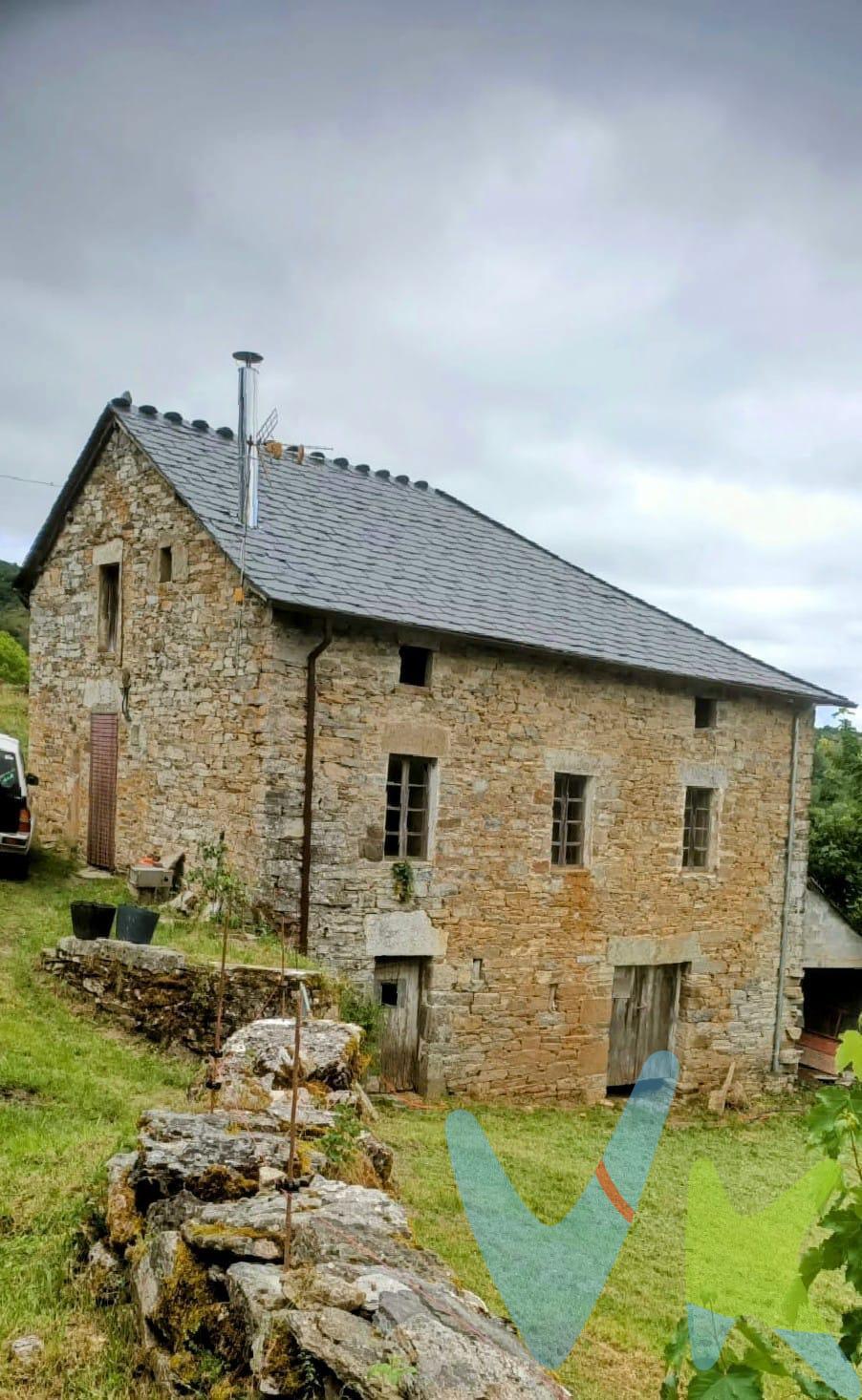 Se vende preciosa propiedad rural en un tranquilo pueblo de . la provincia de Lugo, a solo 8 km del Camino de Santiago. Esta encantadora parcela de 3500 m² incluye dos . edificaciones de piedra rodeadas por un pintoresco muro de . piedra, perfectas para vivienda y almacenamiento.  . La casa principal tiene una superficie de 80 m² por planta. La planta baja es un espacio diáfano utilizado como cuadras . y almacén. La primera planta, con acceso a pie de calle, . cuenta con cocina, baño, salón y cuatro habitaciones . adicionales para dormitorios u otros usos. El bajo cubierta es . un espacio diáfano perfecto para personalizar según sus . necesidades. La construcción es sólida, hecha de piedra con . cubierta de pizarra nueva, y dispone de conexión de agua de . fuente y electricidad.  . La segunda edificación es un pajar de 90 m² con altura . suficiente para planta baja y superior, actualmente utilizado . como almacén o pajar. También está construida en piedra y . pizarra, y dispone de los mismos servicios de agua de fuente . y electricidad.  . La parcela de 3500 m² es ideal para actividades agrícolas o . recreativas. Está situada en un entorno rural tranquilo y . pintoresco, perfecto para aquellos que buscan paz y . naturaleza. Además, tiene fácil acceso desde la carretera . principal y está a solo 8 km del Camino de Santiago, lo que . añade un atractivo especial para peregrinos y turistas.  . Para más información sobre el precio y visitas, por favor, . póngase en contacto con nosotros.  . ¡No pierda esta oportunidad única de adquirir una propiedad . con encanto y múltiples posibilidades en el corazón de Lugo!