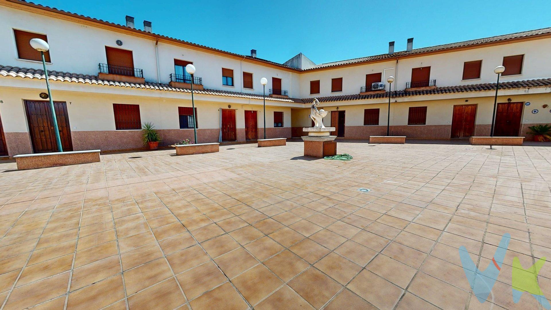 Presentamos esta magnífica vivienda adosada situada en Villafranca, ubicada en una urbanización cerrada, muy bien comunicada y con fácil acceso. La vivienda se distribuye desde su entrada a través de un acogedor recibidor que da paso a un amplio salón, desde el que se accede a un aseo. En esta misma planta encontramos una espaciosa cocina, con salida directa a una agradable terraza, perfecta para disfrutar de momentos al aire libre. Desde el recibidor, la escalera nos conduce a la planta superior, donde encontramos un distribuidor que da acceso a tres amplios dormitorios y un baño completo. La vivienda dispone de aire acondicionado mediante splits en el salón y en dos de los dormitorios, aportando un mayor confort durante todo el año. Una vivienda ideal tanto para familias que buscan su nuevo hogar como para quienes desean vivir en una zona tranquila, bien comunicada y con todas las comodidades. No dejes escapar esta magnífica oportunidad. Solicita más información y concierta tu visita sin compromiso. Cláusula de Transparencia y Desglose de Gastos (Ley 10/2025). en cumplimiento de las obligaciones de información previstas en la Ley 10/2025, de 28 de diciembre, de servicios de atención a la clientela y transparencia, así como en la normativa sectorial vigente, el precio indicado no incluye los gastos e impuestos inherentes a la adquisición, los cuales se desglosan estimados o con posibilidad de calcularlos a continuación; los gastos más ajustados serán dados en el D.I.A. en la visita a inmuebles, o antes. *Gastos de Notaría: La Minuta se calculará según al arancel notarial oficial: Anexo I, del Real Decreto 1426/1989, de 17 de noviembre. Enlace: https://notariared.com/calculadora-gastos-compra-vivienda/. *Gastos de Registro de la Propiedad: La inscripción se facturará según el arancel oficial: ANEXO I, del Real Decreto 1427/1989, de 17 de noviembre. Igual enlace anterior . *Gastos de Gestión (Gestoría): Los honorarios por la tramitación administrativa, liquidación de impuestos e inscripción registral ascienden de forma estimativa a [363 € aprox.] (IVA incluido), aunque depende de cada caso, y su dificultad. *Honorarios Agencia del Vendedor: incluidos en el PVP. *Honorarios Agencia del comprador: La agencia prestará los servicios de información, asesoramiento y acompañamiento previstos en el Encargo de Servicios y en el D.I.A. Si solicita servicios adicionales o personalizados, sus honorarios serán informados previamente, de forma individualizada y por escrito, conforme a la libertad de pactos y a la normativa vigente. siendo el conste para este inmueble de 3.500 € mas el 21 % de IVA del precio final de venta. *Si necesita Financiación, su banco le informará. *Impuesto sobre Transmisiones Patrimoniales (ITP): Se aplicará el tipo impositivo vigente en Andalucía (generalmente el 7%, sin perjuicio de tipos reducidos del 6%. 3,5%,  etc,  aplicables según las circunstancias personales del comprador o las características del inmueble). El impuesto se devenga sobre el superior entre: 1.- Valor de Referencia de Catastro; y  2.- Precio de venta. Puede calcular su situación personal en el portal oficial de la A.T. de Andalucia. enlace: https://www.juntadeandalucia.es/organismos/economiahaciendayfondoseuropeos/areas/tributos-juego