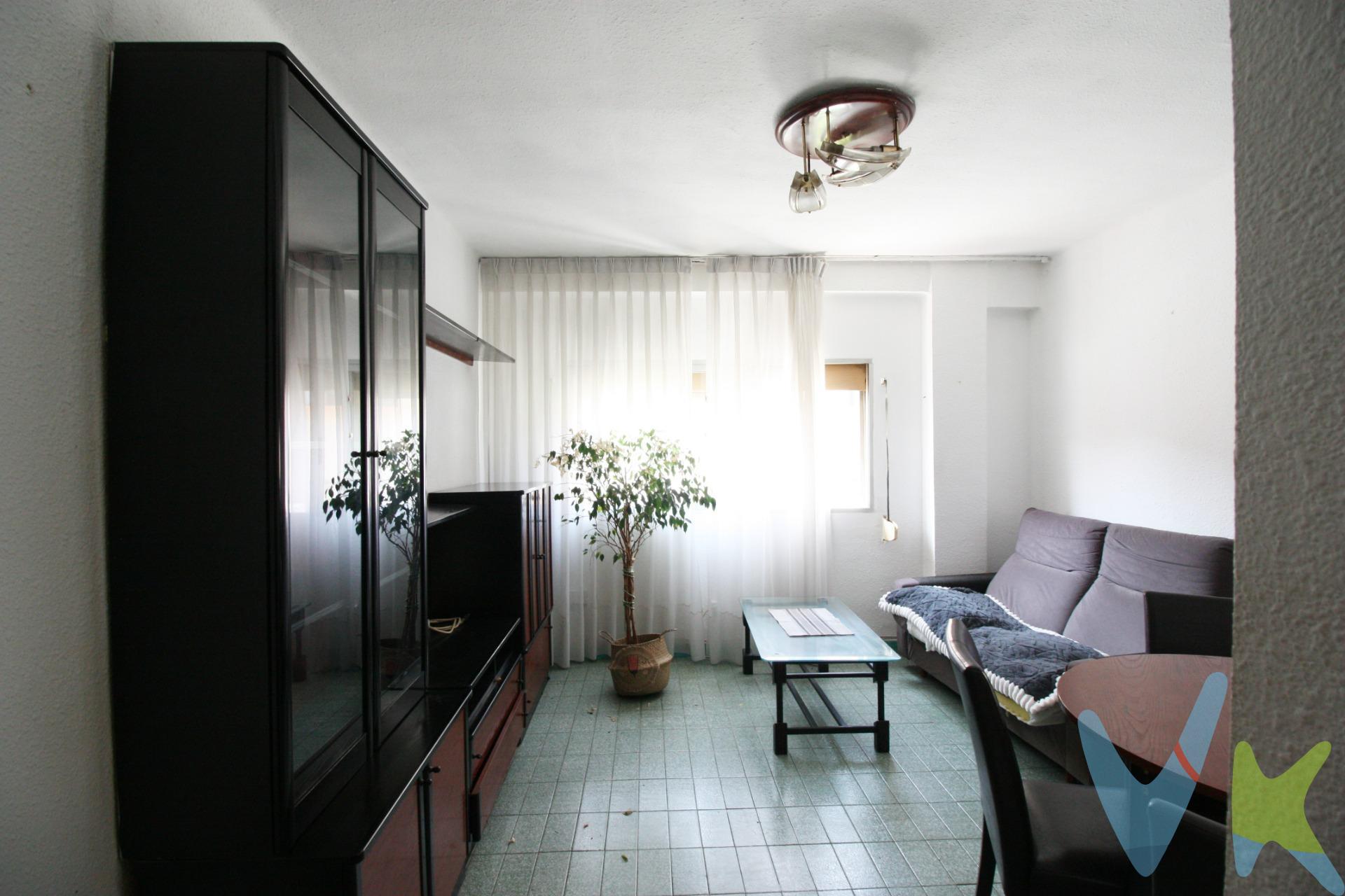 Se vende primer piso sin ascensor, con tres habitaciones, un baño, comedor y cocina independiente. La vivienda está para reformar, lo que la convierte en una excelente opción para quienes desean diseñar su propio espacio o invertir en una propiedad con gran potencial. Situado en una zona con todos los servicios a mano, esta es una oportunidad única para adquirir una vivienda a buen precio y transformarla completamente a tu gusto. Para más información o concertar una visita, ¡contáctanos!. La venta de esta vivienda se gestiona mediante contrato de exclusiva compartida, lo que permite trabajar con más de 150 inmobiliarias, garantizando la máxima difusión y profesionalidad en el proceso de venta. Los gastos derivados de la compraventa, como los de notaría, registro y honorarios, no están incluidos en el precio. Inmueble sujeto a período de transparencia.
