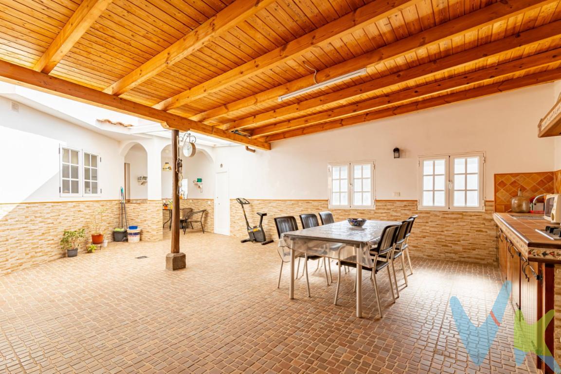 ​VENDEMOS, en Teror, una bonita casa, abierta, con una gran terraza, que combina una parte techada y una parte al aire libre. La terraza nos invita a entrar en la vivienda, o podemos dirigirnos a la bodega, la zona de barbacoa, la despensa o el baño en cueva, que se utiliza para las comidas familiares, reuniones o, simplemente cuando estás en la terraza. La vivienda, data desde el siglo pasado. Conserva los techos a dos aguas en la parte central de la misma, girando el resto, alrededor de la misma, además la vivienda cuenta con cuarto lavadero y azotea. . Conjuntamente a la casa, vendemos dos terrenos, ambos inscritos en el Registro de la Propiedad, uno de 320m2 y otro de casi 100m2 que tiene, en la actualidad, viñas y un cuarto de aperos. DETALLES EXTRA DE ÉSTA PROPIEDAD:. La vivienda no cuenta con garaje. Tiene wifi. Es una vivienda que se desarrolla, fundamentalmente en una planta, muy luminosa y con bonitas vistas, bien ventilada y que cuenta con varias cuevas añadidas, entre ellas un baño, una despensa, una bodega y un cuarto de juegos, la vivienda principal y de más uso es en casa de teja y azotea. ​Zona de ocio. Jardín. Espacio para plantar en terreno anexo con dos cuevas vírgenes (ahora con vegetación), que dan a la carretera principal. Terraza con barbacoa, comedor y horno​, zona de almacenaje y aseo. ​Todas las fincas están inscritas en el Registro de la Propiedad. Los terrenos que componen la venta están definidos en levantamiento topográfico. . NOTA: En el precio no entra impuestos ni gastos de notaría y registro.-