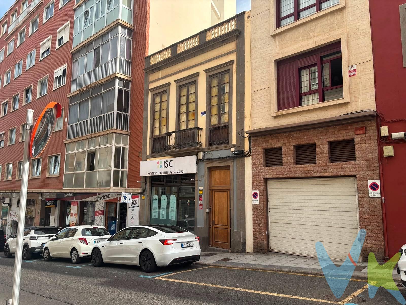 OPORTUNIDAD! Plaza de garaje en pleno centro – Calle San Nicolás / San Justo. ¿Cansado de dar vueltas para aparcar en el centro?.  Se vende magnífica plaza de garaje en una ubicación estratégica, cómoda y muy bien comunicada, ideal tanto para residentes como para profesionales de la zona. El garaje cuenta con una distribución de accesos excelente que te ahorrará tiempo y complicaciones en tu día a día. Características principales:. * Entrada de vehículo: El acceso con el coche se realiza de forma directa y cómoda por la calle San Nicolás. a través de    .    ascensor. * Acceso peatonal: Para tu máxima comodidad, la entrada y salida peatonal se realiza por la calle San Justo directamente a través de ascensor o escalera. Si es lo que estás buscando no dudes de contactar conmigo.