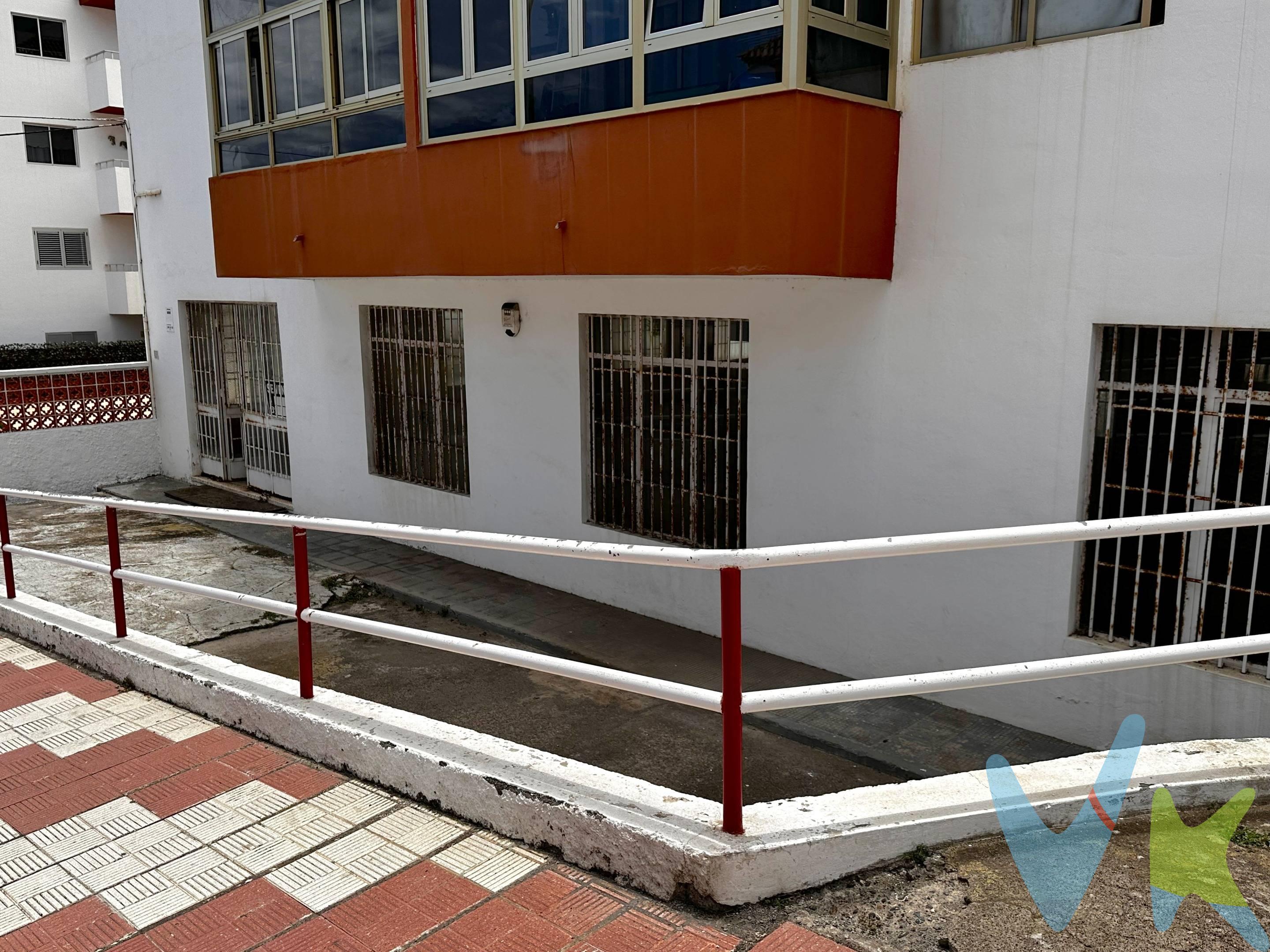 ¡Gran oportunidad de inversión en Los Realejos, Tenerife!. Se vende espacioso local diáfano de más de 300 metros cuadrados, ideal para nuevos emprendedores. Perfecto para actividades como gimnasio, supermercado, academia o showroom. Ubicado muy próximo a centros comerciales, con excelente acceso y vado. ¡No dejes pasar esta inversión única! Contáctanos para más detalles y visitas.