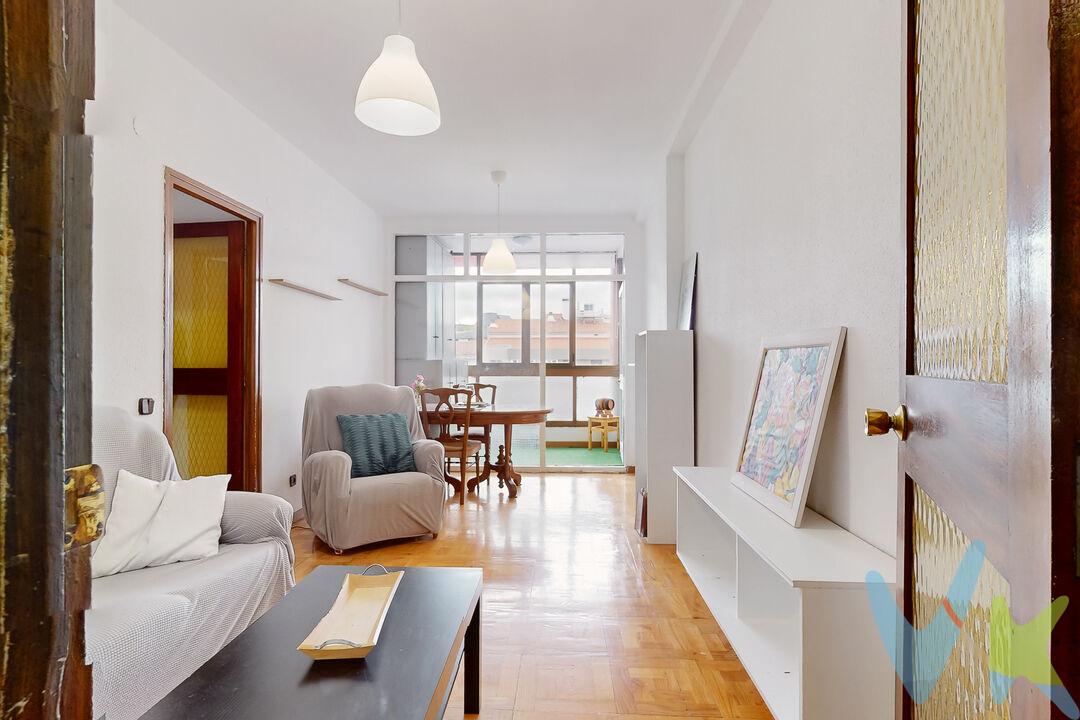 Se vende luminosa vivienda situada en la Calle Virgen del Puy, en una de las zonas más consolidadas y cómodas de Pamplona. Gracias a su buena altura y excelente orientación, disfruta de abundante luz natural durante gran parte del día, aportando una agradable sensación de amplitud y bienestar.
La vivienda cuenta con tres dormitorios, ideales para familias, teletrabajo o disponer de espacios adicionales según las necesidades. Dispone de un amplio salón, con acceso a la terraza, perfecto para crear diferentes ambientes de estar y comedor, una cocina independiente con múltiples posibilidades y un baño completo.
Ubicada en un edificio con ascensor, la vivienda combina comodidad, funcionalidad y una excelente entrada de luz gracias a su altura y orientación.
Una oportunidad ideal tanto como vivienda habitual como inversión, en una ubicación bien comunicada y con todos los servicios al alcance: comercios, transporte público, centros educativos y zonas verdes.
INFORMACIÓN LEGAL
▪ Información meramente orientativa, sin carácter contractual.
▪ Superficies y características aproximadas, con finalidad descriptiva.
▪ En el precio de venta están incluidos los honorarios de la agencia inmobiliaria, que serán asumidos por la parte vendedora.
▪ El precio indicado no incluye los gastos e impuestos derivados de la compraventa a cargo del comprador (Notaría, Registro de la Propiedad, I.T.P., A.J.D. o I.V.A., según corresponda), ni otros posibles gastos asociados.
▪ El inmueble se transmite sin mobiliario ni otros enseres, salvo que se indique expresamente lo contrario.
 
A modo orientativo en Navarra:
▪ Notaría y Registro: 1%–1,5%.
▪ ITP: tipo general 6% (con posibles bonificaciones).
▪ AJD: aprox. 0,5%–1%.