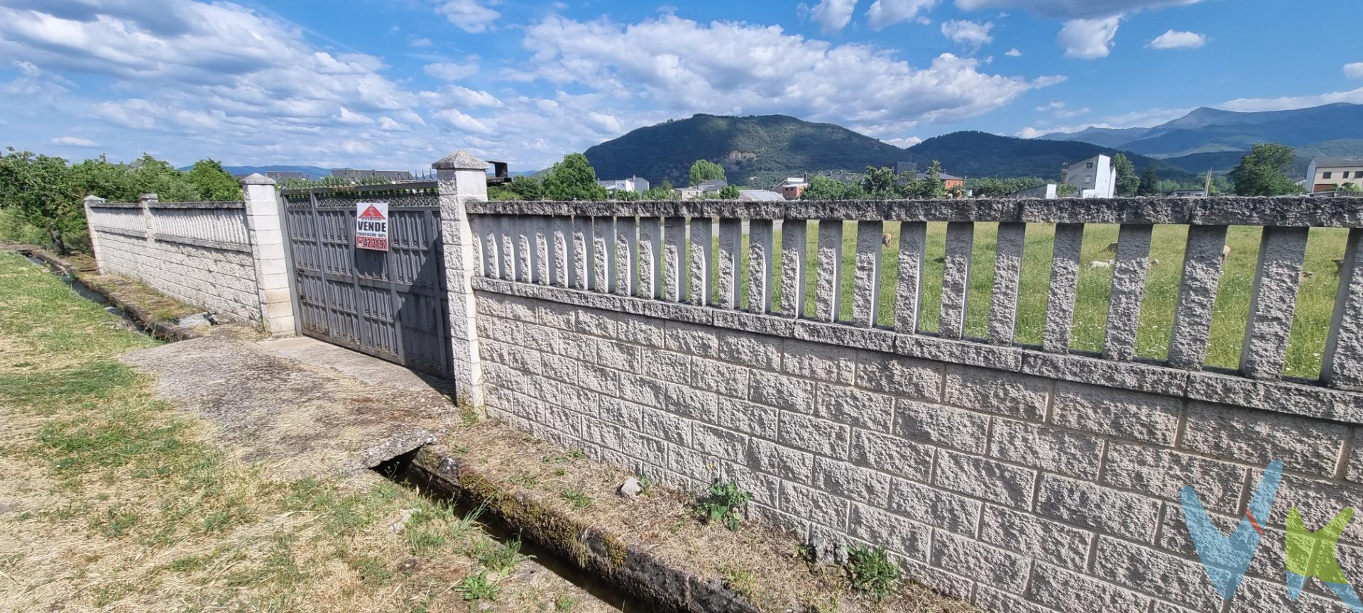 ¡Descubre tu refugio ideal en el barrio de La Placa! Presentamos una finca rústica única, estratégicamente ubicada en un entorno urbano que combina lo mejor de ambos mundos. Imagina un lugar donde puedes disfrutar de la tranquilidad y el encanto del campo sin renunciar a las comodidades de la ciudad. Esta finca es perfecta para convertirse en tu finca de recreo soñada. Tiene 3.600m2 aprox, totalmente vallada en todo su perímetro, portón metálico de entrada,  y con conexiones de luz y agua corriente cercanas; tiene acequias de riego, para llenar la piscina o cultivar en ella. Con suficiente espacio para construir una piscina refrescante y una casa de aperos acogedora, tendrás el lugar ideal para relajarte y disfrutar en cualquier época del año. Los fines de semana serán especiales, rodeado de naturaleza, pero a solo unos minutos de todas las comodidades que ofrece el barrio de La Placa. Imagina tardes soleadas junto a la piscina, barbacoas con amigos y familiares, y la tranquilidad de un entorno rural en tu propio refugio urbano. No dejes pasar esta oportunidad única de tener tu propio oasis en el corazón del barrio de La Placa. ¡Ven a conocer esta finca rústica y empieza a imaginar todas las posibilidades que te ofrece para disfrutar todo el año!. ¡Tu paraíso privado te espera!. VEN A VISITARLA Y HAZNOS TU MEJOR OFERTA!!!!!. Gastos de compraventa a cargo del comprador, no incluidos en el precio, (Notaria, Registro, Gestoría e Impuestos) excepto la Plusvalía municipal que es a cargo del vendedor. Por mandato expreso del propietario, comercializamos este inmueble en exclusiva, lo que garantiza el acceso a toda la información, a un servicio de calidad, en un trato fácil, sencillo y sin interferencias de terceros. Por este motivo, se ruega no molestar al propietario, a los ocupantes de la propiedad o a los vecinos. Muchas gracias por su comprensión.