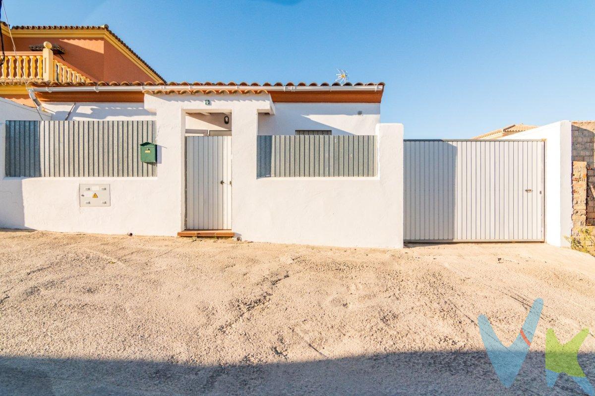 ¡Bienvenido al sueño de todo artesano! Esta impresionante propiedad combina lo mejor del hogar y el espacio laboral. Con una amplia nave industrial completamente equipada, este majestuoso chalet-nave es perfecto para carpinteros, herreros u otros oficios manuales que buscan trabajar desde casa sin comprometer su privacidad. La acogedora casa ofrece todas las comodidades necesarias para disfrutar del máximo confort familiar; ¡No tendrás que sacrificar nada por tenerlo todo! Con entradas independientes a cada área, podrás mantener separados los espacios según tus deseos y asegurarte la tranquilidad mientras trabajas o descansas. Además, tienes suministros eléctricos independientes con acceso trifásico a 380V dentro de la propia navegación te permitirá manejar tu negocio como siempre has querido hacerlo sin limitaciones insuficientes. 🏡🔨✨. Comercializamos este inmueble en exclusiva, lo que le garantiza el acceso a toda la información y un servicio de calidad. En cumplimiento del Decreto de la Junta de Andalucía 218/2005 del 11 de Octubre, se informa al cliente que los gastos notariales, registrales, ITP y otros gastos inherentes a la compraventa no están incluidos en el precio. Igualmente disponemos del Documento Informativo Abreviado de la Propiedad (D.I.A) , y de un Seguro de Caución para garantizar las cantidades entregadas a nuestra Agencia en concepto de Reserva y/o Arras.