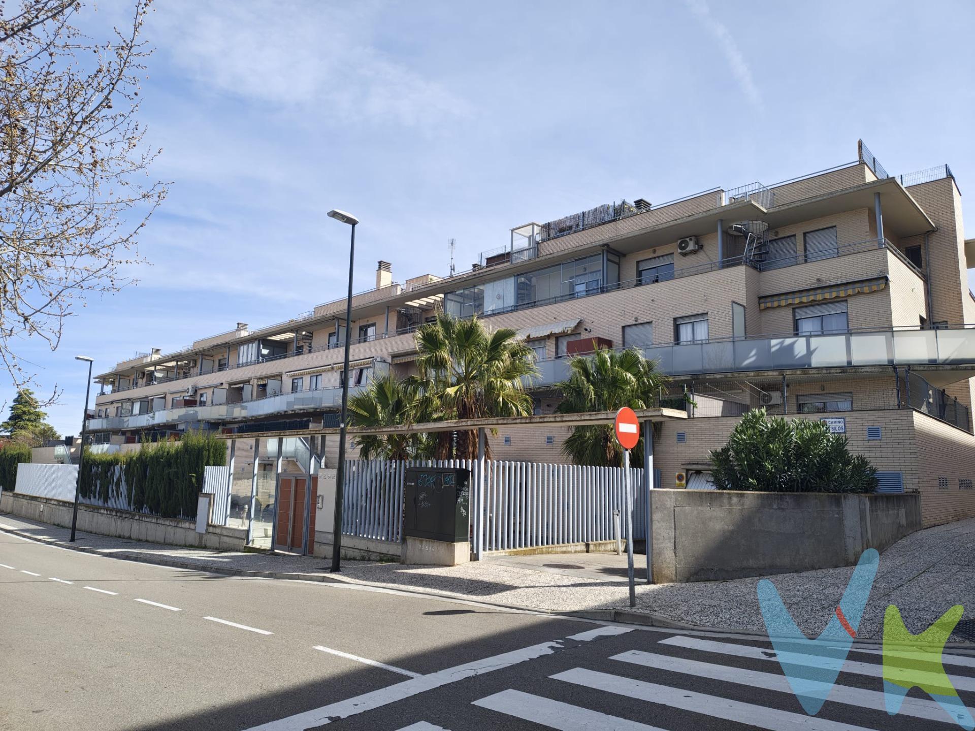 Se vende plaza de garaje situada en edificio residencial, con acceso cómodo y sencillo desde la calle. La plaza cuenta con un pasillo de circulación amplio que permite maniobrar con facilidad, lo que la hace especialmente práctica para el uso diario. Dispone de una superficie aproximada de 11,35 m², con unas dimensiones de 4,50 metros de largo por 2,41 metros de ancho, adecuada para vehículo de tamaño medio. Ubicada en una zona consolidada del barrio de Santa Isabel, con buena comunicación y escasez de aparcamiento en superficie, lo que la convierte en una opción interesante tanto para uso propio como para inversión. Para más información o concertar una visita, no dude en contactar.