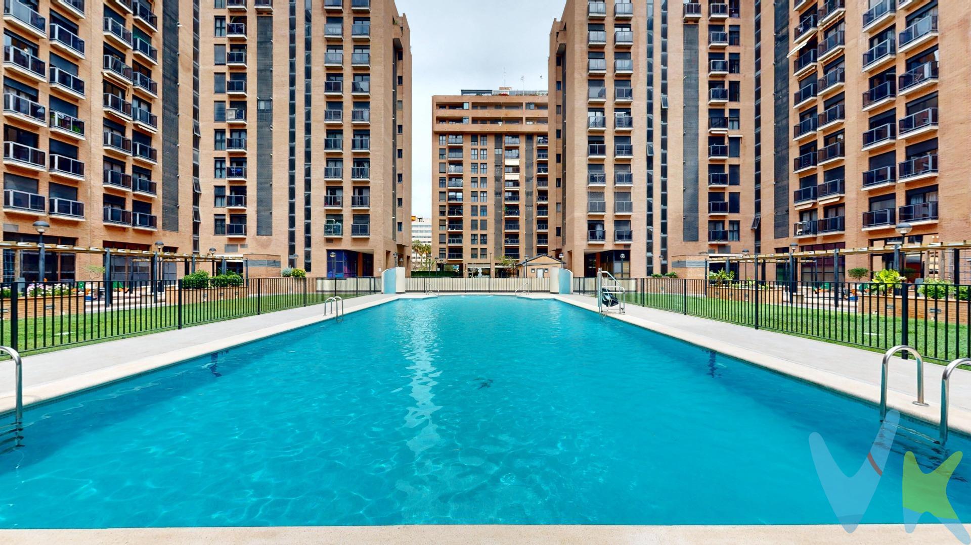 Magnífica vivienda junto al centro comercial Aqua y El Corte Inglés. Está ubicada en un estupendo residencial que cuenta con la mayor piscina de la zona, rodeada de bancos y  con parque infantil. Es una vivienda, luminosa, que hac esquina con dos orientaciones. Es una vivienda amplia y cómoda. Nada mas entrar encontramos un espectacular recibidor,  que cuenta con un gran aramrio,  desde aqui podemos acceder a las demás dependencias. El salón  es rectangular de unos 35 m2, con acceso a un generoso balcón con vistas a la calle. Un elemento a destacar es su imprsionante  cocina,  en la que podrás destinar una zona a office y a la vez tener una gran encimera y armarios que serán tan necesarios. Además tiene un cuartito dentro de la concina que se puede destinar a diferentes finalidades, despensa, zona de plancha,  trastero..  El domitorio principal tiene un bonito vestidor y un baño incorporado. Los otros dos dormitorios tienen tienen capacidad para albergar cama doble y disponen de armariso empotrados. Dispone de una amplia plaza de garaje en el sótano del edificio que aportará comodidiad y  evitará pérdidas de  tiempo buscando aparcamiento. . Gastos de notaria, registro, gestoría , honorarios inmobiliaria e impuesto no incluidos. Agencia inscrita en el registro de agentes de intermediación inmobiliaria de la Comunidad Valenciana RAICV0832. Por mandato expreso del propietario, comercializamos este inmueble en exclusiva compartida, lo que garantiza un servicio de calidad, un trato fácil y personalizado. Por este motivo se ruega no molestar al propietario,  o a los vecinos. Si eres una agencia, llámanos colaboraremos contigo. Muchas gracias. Este anuncio no es vinculante, puede contener errores, se muestra a título informativo y no contractual.