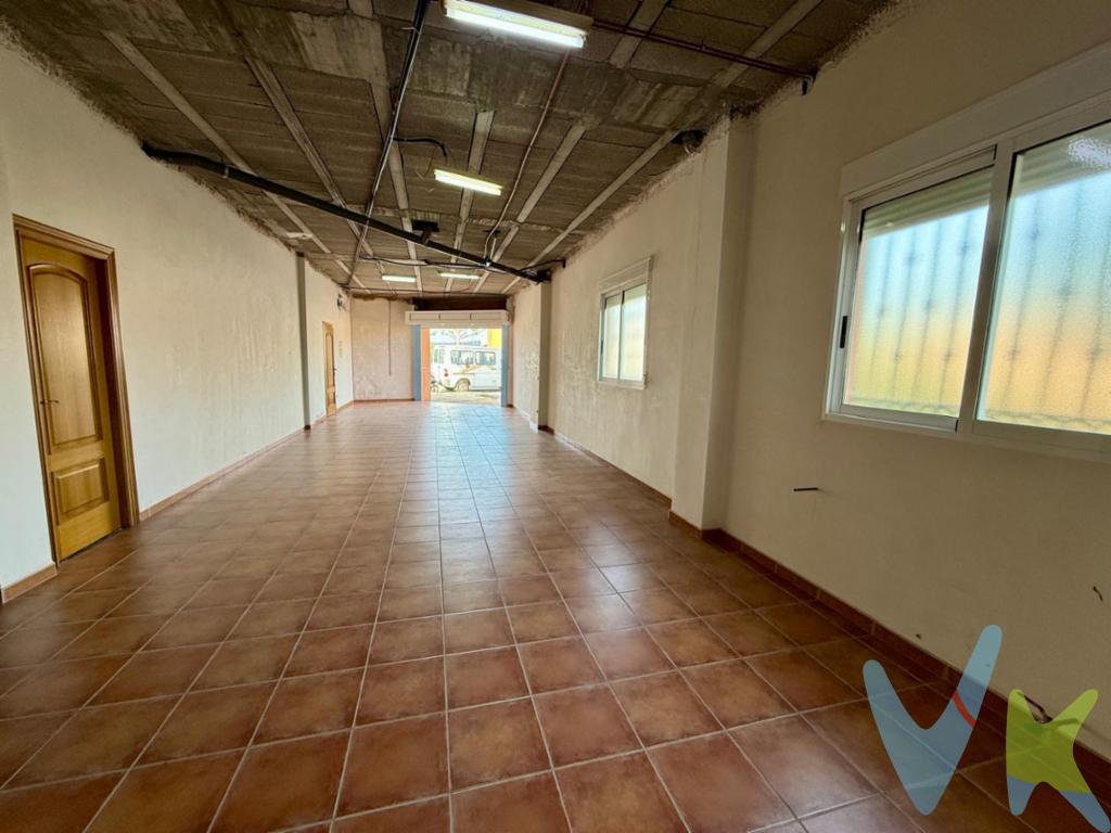 **Atención INVERSORES** APROVECHA LA BAJADA! Edificio en Sant Joan de Moró. Una oportunidad para quienes buscan un hogar espacioso, en el que pueden vivir varias familias. Esta propiedad, construida en 2006, combina modernidad y funcionalidad, (AÚN SIN ESTRENAR),ofreciendo una estructura sólida y acabados de calidad en sus 381 metros cuadrados construidos. Es el lugar ideal para una familia numerosa, INVERSORES, o para aquellos que disfrutan de recibir visitas, gracias a sus seis amplias habitaciones y a su excelente distribución.Su planta baja, ES TODO UN GARAJE. Se puede aparcar HASTA TRES VEHÍCULOS y tiene acceso a un patio interior, dónde poder poner tu barbacoa y gracias a sus dos habitaciones, podrás darle el uso que desees, sin necesidad de acceder a la vivienda interior. Este edificio se hizo con el fin de hacer una vivienda FUNCIONAL, PRÁCTICA, pero no se llegó a vivir en ella. Al entrar hay un recibidor, que da acceso a las escaleras, para subir a las viviendas. La casa cuenta con un amplio salón que se presenta como el espacio perfecto para reuniones familiares y momentos de relajación. La cocina, moderna y equipada, invita a disfrutar de la gastronomía y experimentar nuevas recetas con comodidad.Uno de los atractivos de esta propiedad es su ubicación estratégica. Sant Joan de Moró ofrece un entorno tranquilo y seguro, ideal para familias, con la ventaja de tener paradas de autobús cercanas. Esto facilita el transporte y la conexión con otras áreas, haciendo que la vida diaria sea más cómoda y accesible para los residentes.El entorno residencial se complementa con una variedad de servicios cercanos, desde colegios, (enfrente de la vivienda) y supermercados hasta parques y restaurantes. Esta atractiva oferta asegura que nunca falte algo importante a poca distancia de su puerta principal. Si está buscando una casa que combine espacio, comodidad y accesibilidad, no busque más. Esta magnífica propiedad está esperando ser descubierta. No pierda la oportunidad de visitarla y ver por sí mismo, el abanico de posibilidades que tiene. Programe una visita para conocer esta maravillosa casa, un lugar donde sus sueños pueden hacerse realidad.Posibilidad de financiación hasta el 100%, pregúntanos y te haremos un estudio gratuito. Agencia Registrada con el número 1.399 en el Registro Obligatorio de Agentes Inmobiliarios de la Comunidad Valenciana. Puede consultar en la web de la GVA. Gastos e impuestos no incluidos en el precio. A título orientativo, en segundas transmisiones, el comprador abonará el Impuesto sobre Transmisiones Patrimoniales (ITP), cuyo tipo general en la Comunidad Valenciana es el 10% (*) sobre la base imponible, que será el mayor valor entre precio de compraventa, tasación o valor de referencia catastral. Gastos de notaría y Registro de la Propiedad: aproximado entre 1.000 y 2.000 euros (aranceles variables según precio, número de copias y complejidad). El comprador escoge libremente notario. El vendedor asume, por ley, los gastos que le correspondan, salvo pacto contrario. Si se precisa hipoteca, tasación, condiciones y costes bancarios según entidad elegida por el comprador; así como los gastos de gestoría y cualesquiera otros inherentes a la formalización de la compraventa. De acuerdo con la ley, no se incluyen en el precio otros gastos o tributos que legalmente correspondan al comprador. Los honorarios de intermediación inmobiliaria al vendedor no incluidos en el precio. Los honorarios de intermediación inmobiliaria al comprador: 2,5 % + IVA calculados sobre el precio de venta con un mínimo de 3.000 euros + IVA(*) Consultar condiciones concretas según circunstancias personales o régimen fiscal aplicable. Puedes llamar al y te informaremos de tu caso en concreto. El consumidor tiene derecho, conforme a la normativa vigente, a disponer de información y documentación adicional relativa al inmueble y condiciones de la compraventa, accesible en la sede física de la agencia situada en Avenida Rey Don Jaime nº74, 7ºB, Castellón de la Plana. La agencia actúa exclusivamente como intermediaria en la operación. Cualquier compraventa y sus condiciones quedan sujetas en todo caso a la aceptación expresa del vendedor del inmueble y a la posterior formalización del correspondiente contrato. El presente anuncio tiene carácter meramente informativo: la información suministrada se corresponde con la disponible a la fecha de publicación, pudiendo variar en función de las circunstancias o actualizaciones legales, contractuales y fiscales.  