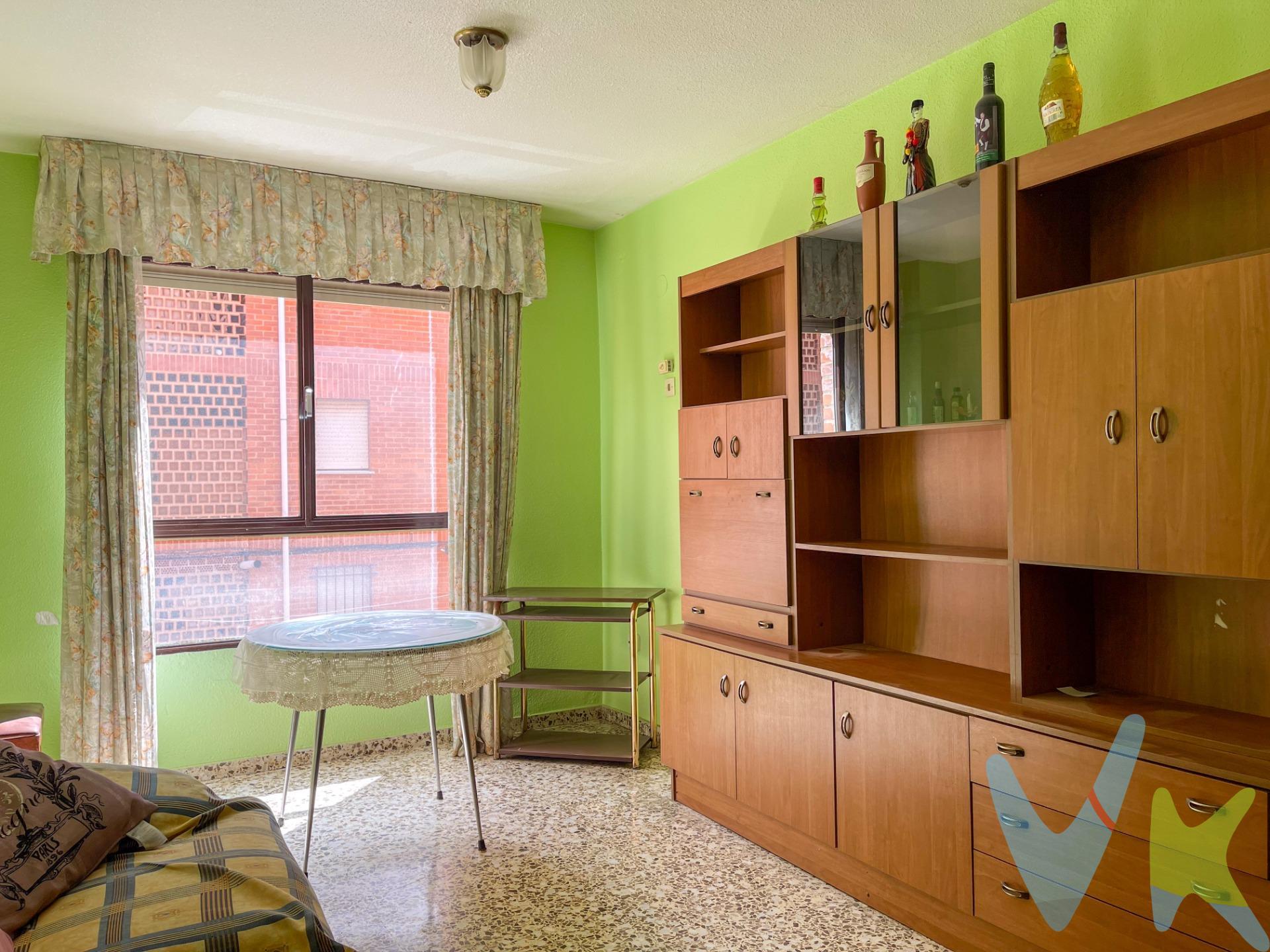 Hay viviendas que simplemente cumplen una función… y luego están aquellas que, desde el primer momento, te hacen imaginar tu vida dentro. Este piso ubicado en la Calle Pintor Ribera nº3 , en Requena,. Su situación es inmejorable, a un paso de la Avenida Arrabal , una de las arterias principales de esta ciudad, rodeado de comercios, restaurantes, policía local, guardia civil a dos pasos de la plaza de toros , sin olvidarnos que a 5 min encontramos la piscina cubierta y el gimnasio municipal. Esta vivienda es ideal para para entra a vivir, pequeña pero muy practica, se compone de un recibidor el cual nos da la bienvenida a nuestro nuevo hogar a mano derecha encontramos una cocina completa con termo eléctrico el cual alimenta el agua sanitaria, como pieza central encontramos un acogedor comedor con vistas a fachada principal. tres habitaciones, una doble con armario empotrado de cuatro puertas y otras dos simples. El baño completo, con plato de ducha muy practico completan esta vivienda de 75 metros cuadrados. Este piso tiene muchas más que buenas características, es un primero, con suelos de terrazo, mucha luz natural alma, y un precio reducido. Si estás buscando un hogar donde empezar una nueva etapa con equilibrio entre practicidad y calidez, este piso en Requena puede ser exactamente lo que necesitas. Llámanos y ven a conocerlo. La descripción del presente inmueble e imágenes tienen mero carácter informativo y en ningún caso carácter contractual, pudiendo ser modificados por la inmobiliaria comercializadora sin que ello implique responsabilidad alguna frente a terceros. En el precio de venta a público, esta propiedad NO incluye los gastos de adquisición (Notario, registro, gestión, honorarios, etc…).