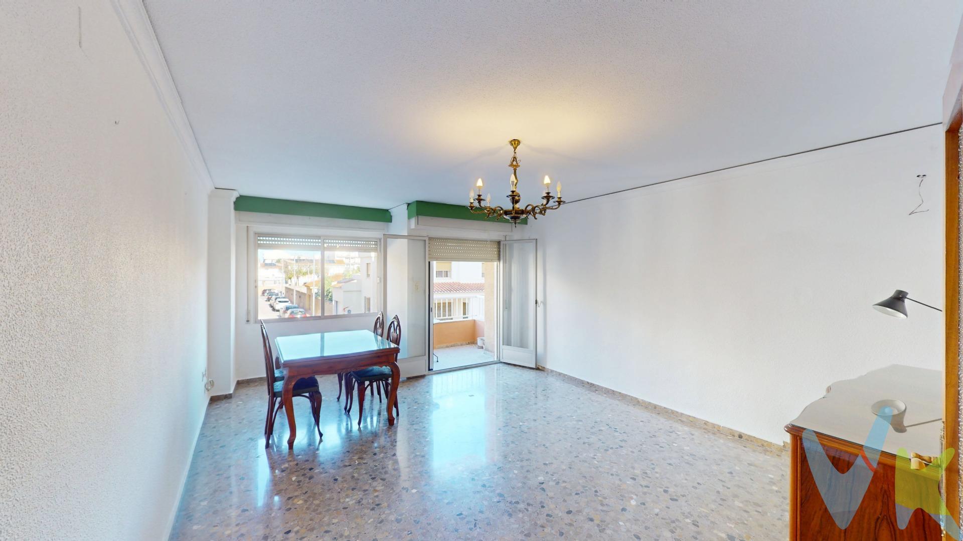 Te presentamos una vivienda que destaca por su amplitud, su luz y su enorme potencial. Situada en una primera planta con ascensor, en una calle ancha y con vistas completamente despejadas, esta propiedad disfruta de sol durante todo el día y de una luminosidad difícil de encontrar. Además, su ubicación a solo 2 km de la playa convierte cada jornada en una invitación al estilo de vida mediterráneo. Su distribución actual ofrece estancias amplias y versátiles: varios dormitorios para acoger a toda la familia, un salón generoso y zonas que permiten reorganizar el espacio según tus necesidades. El plano revela una vivienda funcional, con recorridos cómodos y ambientes que pueden transformarse en un hogar perfecto para una gran familia o en una magnífica inversión. Aquí tienes metros, luz y posibilidades. Un hogar para imaginar, crear y disfrutar en una de las zonas más cómodas y abiertas de la población. Una oportunidad única para quienes buscan espacio, luminosidad y un entorno privilegiado cerca del mar. NOTA: El precio mostrado no incluye impuestos ni gastos de compra / La oferta está sujeta a errores, cambios de precio, disponibilidad, omisión y/o retirada del mercado sin previo aviso / Muebles y contenidos si los hubiera, según acuerdo personalizado y no según las fotos de la presentación. P.V.P. IMPUESTOS Y TASAS NO INCLUIDOS (IVA, ITPAJD) NO INCLUIDOS GASTOS DE NOTARIA Y REGISTRO. 