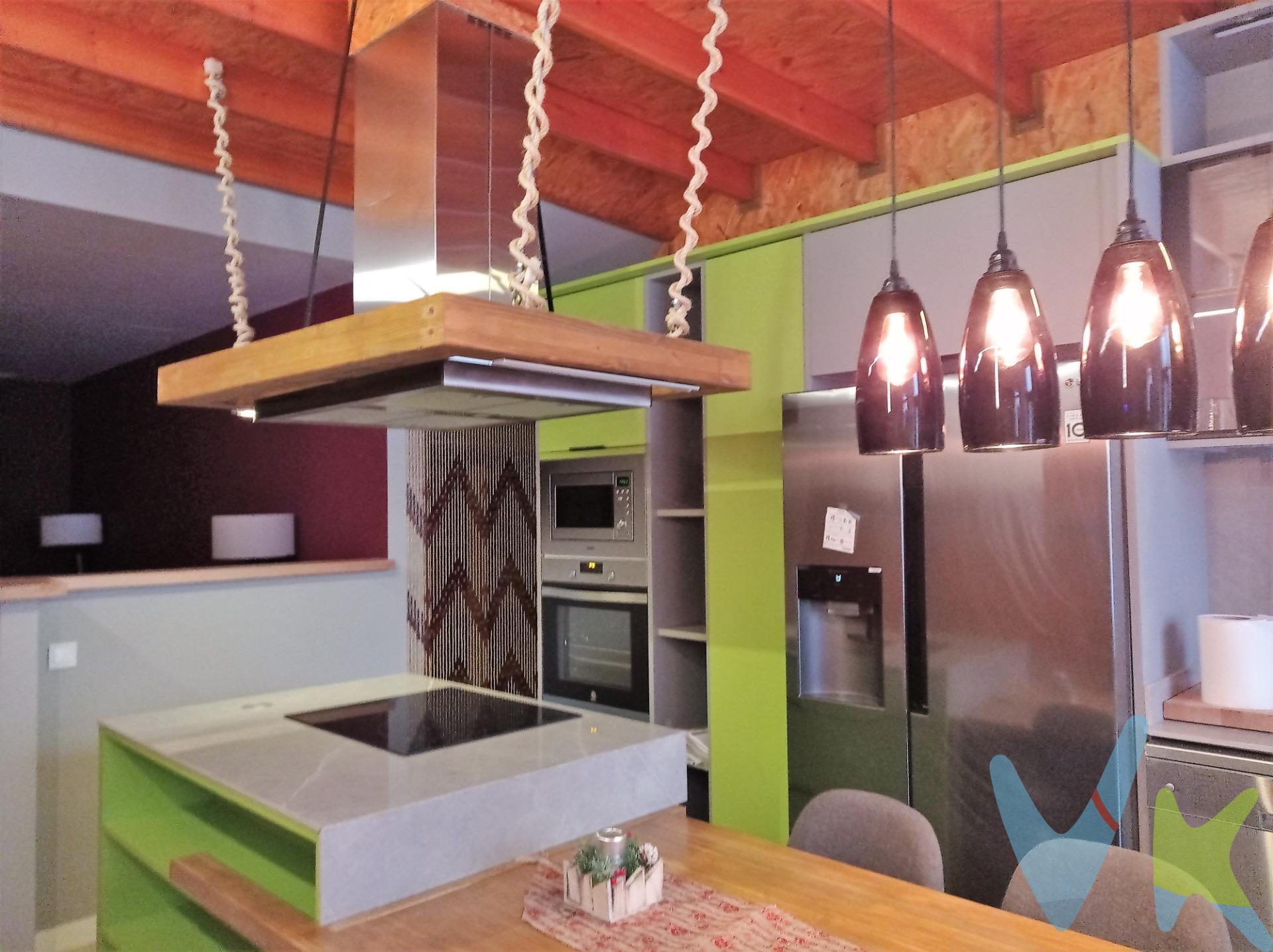 ¿Buscas una propiedad que empiece a generar ingresos desde el primer momento? Esta planta baja, acondicionada como vivienda y situada en una zona consolidada del Grao de Castellón, puede ser una excelente oportunidad. Actualmente se encuentra alquilada por 645 € mensuales, lo que supone unos ingresos anuales de 7.440 €, sin necesidad de buscar inquilino ni mantener la propiedad vacía durante meses. La vivienda dispone de 83 m² construidos, distribuidos de forma práctica en dos habitaciones y dos baños completos, una característica especialmente atractiva para parejas, pequeñas familias o alquiler compartido. Su ubicación es otro de sus puntos fuertes: próxima a comercios, supermercados, servicios públicos y transporte, y a pocos minutos de la playa del Gurugú. Una inversión interesante en una zona con demanda, con un alquiler ya en funcionamiento y rentabilidad desde el primer día. Una oportunidad para comprar hoy y empezar a rentabilizar desde el primer mes.
