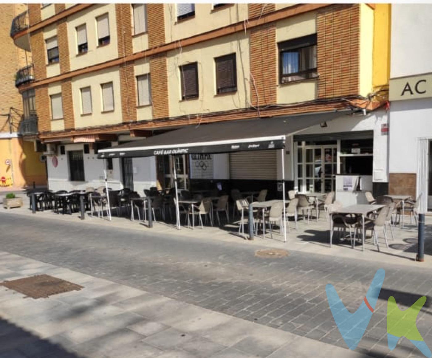 SOLO ALQUILER CON OPCION A COMPRA O VENTA DIRECTA CONSULTE CONDICIONES. ¿Te gustaría tener tu propio de bar/restaurante? . Este encantador establecimiento ubicado en el barrio de Sant Francesc de la ciudad de Oliva, es ideal para servir almuerzos, comidas y cenas desde el primer día. 🍽️ La cocina está completamente equipada,🚽 dispone de 2 aseos, cuenta con una superficie interior de 74m y una extensa terraza . 🏠 La propiedad está en perfecto estado para comenzar, y📍su orientación y sus vistas despejadas te permite tener sol durante todo el día. Además, este lugar se ha convertido en un punto de encuentro para personas de todas las edades durante las Fallas. ¡No te faltarán clientes!🤩. Facilidades de pago, no dudes en consultar. Negocio en pleno funcionamiento con ingresos demostrables. No pierdas la oportunidad de ser tu propio jefe. *Disponible de alquiler con opción a compra, consultar condiciones.*. 🏢 En cuanto a servicios cercanos dispones de: Transporte público, zonas de ocio, centro médico, centro social, farmacias, supermercados y eventos culturales. Si necesitas más información o tienes alguna pregunta adicional, no dudes en decírmelo. ¡Estoy aquí para ayudarte a encontrar el lugar perfecto para tu negocio! 🍻🎉. Y no te olvides consultarnos las posibilidades de compra 😉 y las facilidades en la forma de pago. DETALLES → Bar en Oliva, 74.00 m. de superficie, 2500 m. de la playa, 2 aseos, propiedad en perfecto estado para empezar, cocina equipada, orientación noroeste, suelo de gres. Extras: 2ª mano, aire acondicionado, comedor, despensa, electrodomesticos, luminoso, muebles, salida humos, terraza, autobuses, centros médicos, colegios, costa, montaña, supermercados, vistas despejadas, zona de paso, zonas infantiles. P.V.P. IMPUESTOS Y TASAS NO INCLUIDOS (IVA, ITPAJD) NO INCLUIDOS GASTOS DE NOTARIA Y REGISTRO. 