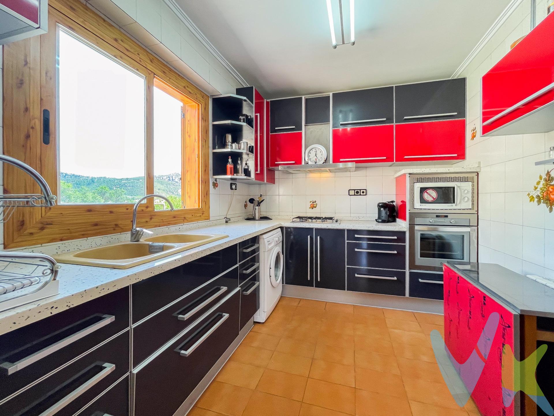 Un Hogar que Enamora. Este magnífico chalet independiente, construido con las mejores calidades, es el lugar donde la comodidad y la naturaleza se unen en perfecta armonía. Planta Principal:. Salón Comedor: El salón comedor señorial, con su imponente chimenea, te invita a crear recuerdos inolvidables junto a tus seres queridos. Un espacio amplio y acogedor, ideal para momentos de calidez y alegría. Terraza Exterior: Imagina disfrutar de comidas y cenas al aire libre en una amplia terraza, con salida a un balcón que ofrece vistas despejadas a todo el valle. Un escenario perfecto para contemplar la belleza del entorno natural. Cocina: La amplia cocina, equipada con despensa, está diseñada para inspirar tus mejores creaciones culinarias. Un lugar donde el arte de cocinar se convierte en una experiencia compartida. Baños: Dos baños completos, pensados para tu máxima comodidad y bienestar. Habitaciones: Tres habitaciones dobles, luminosas y acogedoras, todas con armarios empotrados. Espacios diseñados para ser tus santuarios personales, llenos de luz y tranquilidad. Garaje:. Ubicación: Un amplio garaje a pie de calle, que proporciona comodidad y seguridad, con espacio suficiente para varios vehículos y almacenamiento adicional. Buhardilla:. Acceso: Una encantadora escalera de caracol te lleva a la buhardilla. Espacio Multifuncional: Este espacio puede ser transformado en una cuarta habitación o en un área de ocio personalizada, ya sea un estudio artístico, un gimnasio o una sala de juegos. Exteriores:. Con dos terrenos urbanos que suman un total de 1.497 m², las posibilidades son infinitas. Desde la creación de un jardín exuberante hasta la construcción de una piscina privada o una segunda vivienda, este espacio exterior es un lienzo en blanco para tus sueños. La Belleza de Vivir en Chera. Chera es un lugar privilegiado por su riqueza y diversidad natural. Aquí, cada día es una nueva oportunidad para disfrutar de actividades al aire libre como trekking, pesca deportiva en su pantano y escalada. Vivir en Chera es disfrutar de la serenidad de la naturaleza y la emoción de nuevas aventuras. Una Inversión en Calidad de Vida. Este chalet no es solo una propiedad, es un estilo de vida. Construido con materiales de alta calidad y un cuidado meticuloso en cada detalle, es un hogar listo para acoger nuevas historias y recuerdos inolvidables. Los amplios terrenos adicionales aumentan el valor y potencial de esta propiedad, convirtiéndola en una inversión inteligente y emocional. ¡No dejes pasar esta oportunidad única! Contáctanos hoy mismo para más información y para programar una visita. Tu futuro hogar en Chera te está esperando para darte la bienvenida. La descripción del presente inmueble e imágenes tienen mero carácter informativo y en ningún caso carácter contractual, pudiendo ser modificados por la inmobiliaria comercializadora sin que ello implique responsabilidad alguna frente a terceros. En el precio de venta a público, esta propiedad NO incluye los gastos de adquisición (Notario, registro, gestión, honorarios, etc…). 
