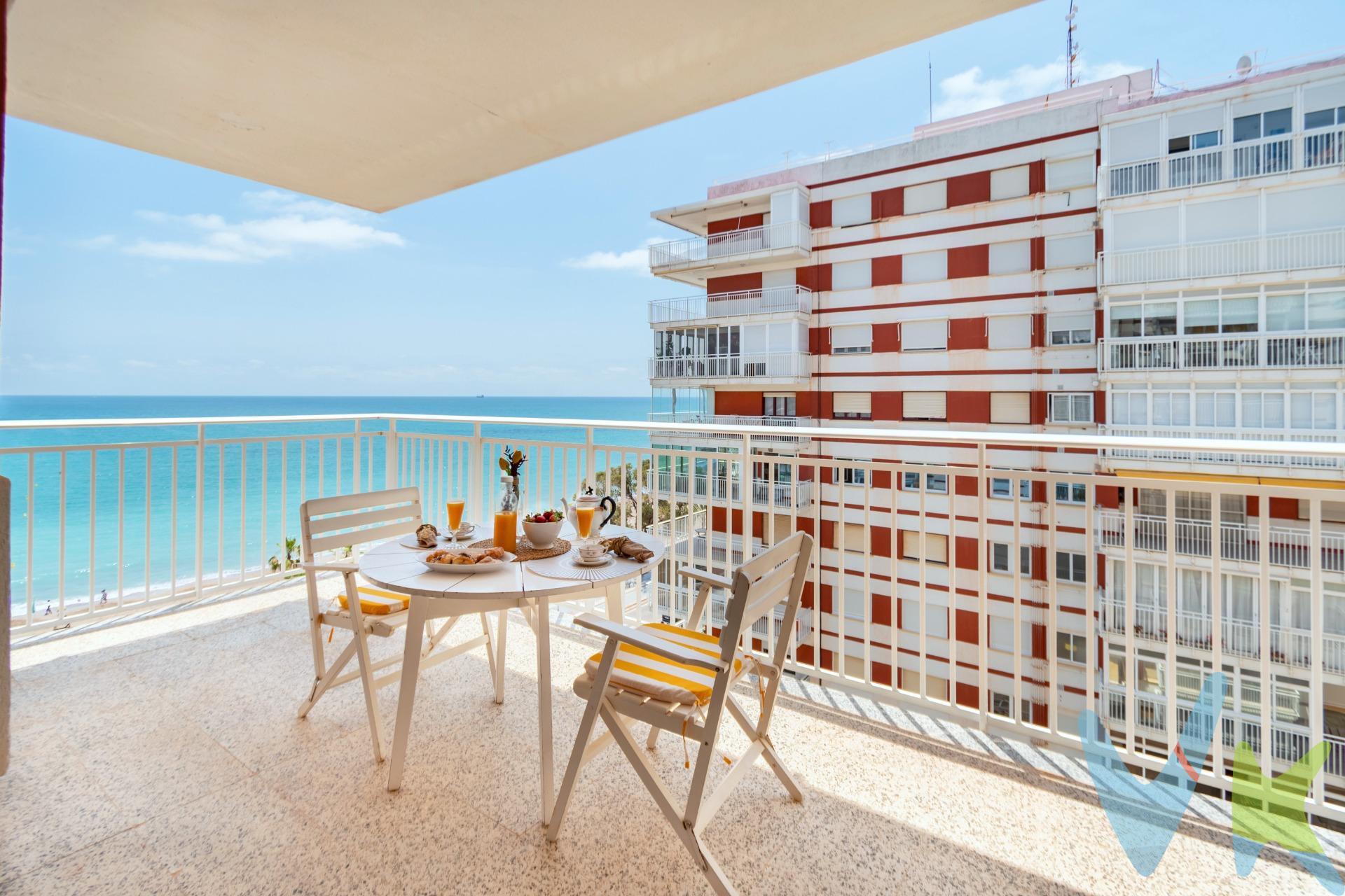 Estás ante un luminoso apartamento en primera línea de playa, donde el sonido de las olas se convertirá en la banda sonora de cada día. Situado en el corazón de Benicàssim, en la playa de Heliópolis,  este lugar mágico es más que una simple propiedad; es un sueño hecho realidad para quienes anhelan despertar con vistas al mar. Cada mañana, al abrir las ventanas, el aroma a brisa marina te envuelve y te invita a comenzar el día. Imagina disfrutar de un café mientras contemplas cómo el sol se asoma sobre el horizonte, tiñendo el cielo de tonos dorados y naranjas. Este apartamento cuenta con tres acogedoras habitaciones, cada una lista para acoger momentos especiales: risas compartidas, noches de descanso reparador y sueños por cumplir. La cocina con galería es el lugar donde la magia culinaria cobra vida. Aquí, prepararás deliciosos platos mientras escuchas las olas romper en la orilla. Cada comida se convierte en una celebración cuando puedes disfrutar del aire fresco y la luz natural que inunda el espacio exterior. Allí prepararás los domingos esa paella para ti y tus familiares o amigos, que disfrutareis después de un baño en el mar o en la piscina. . El salón te ofrece un refugio perfecto para relajarte después de un día lleno de aventuras. Las vistas al mar son simplemente impresionantes; cada atardecer se convierte en un espectáculo privado que podrás disfrutar desde la comodidad de tu hogar. Y no te preocupes por el aparcamiento; este apartamento incluye una plaza de garaje, lo que significa que siempre tendrás un lugar seguro para tu vehículo después de explorar las maravillas que Benicàssim tiene para ofrecer. Este no es solo un apartamento; es un lugar donde los recuerdos se crean y las historias cobran vida. Desde días soleados en la playa hasta paseos al atardecer por el paseo marítimo, aquí encontrarás todo lo que necesitas para vivir la vida que siempre has soñado. ¿Estás listo para ser parte de esta historia? Ven a conocer tu nuevo hogar en Benicàssim y descubre cómo cada rincón puede convertirse en parte de tu propia aventura junto al mar. Solicita una visita y empieza a disfrutar del verano en unos días. 
