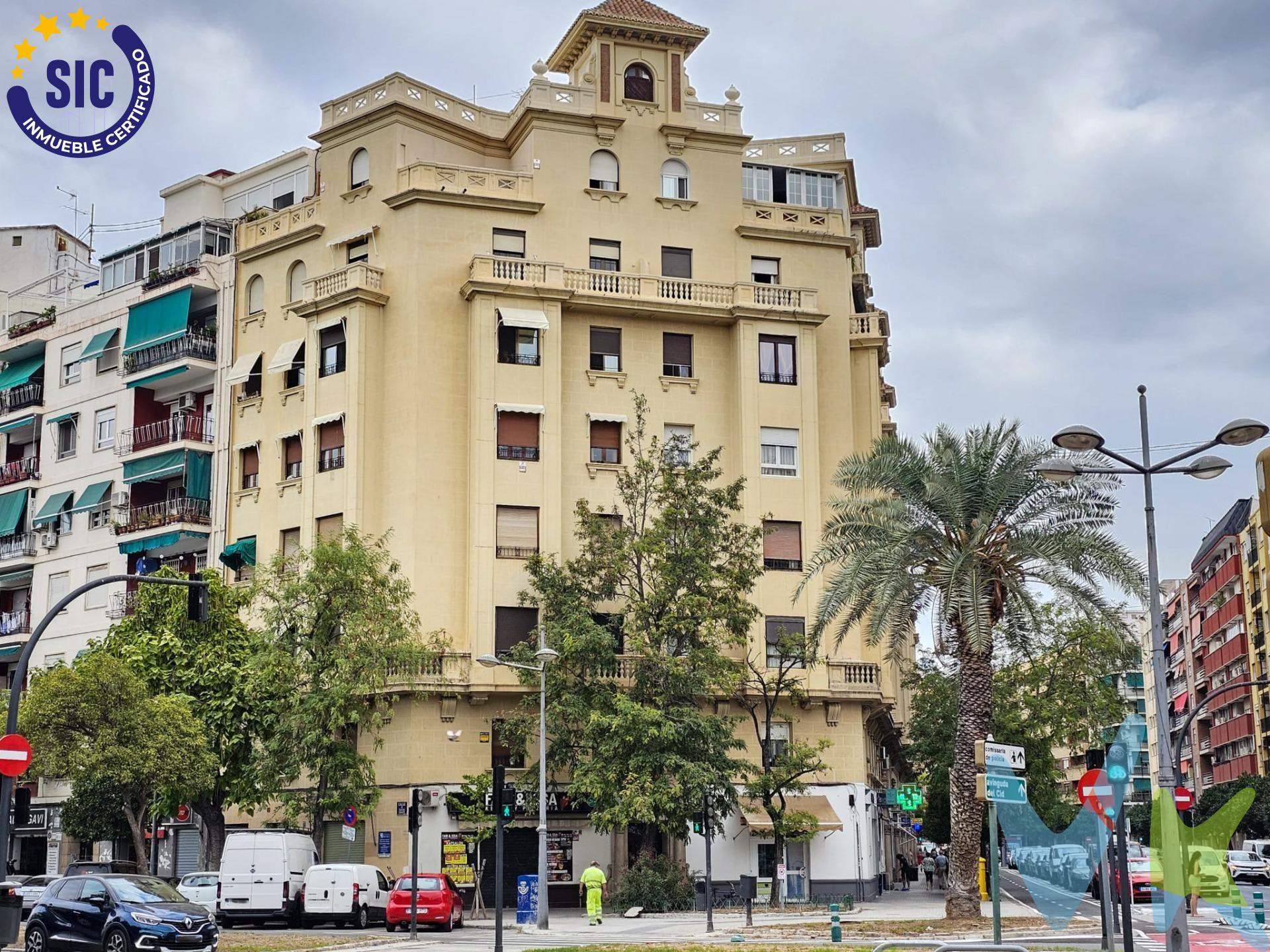 🏛️ Venta de Nuda Propiedad con Vistas al Parque del Oeste. ---> NO SE VENDE EL PISO, SE VENDE LA TITULARIDAD DE ÉSTE (VENTA DE NUDA PROPIEDAD), EL USUFRUCTO (DERECHO A USO Y DISFRUTE) SE MANTIENE PARA QUIEN HABITA LA VIVIENDA HASTA SU FALLECIMIENTO O IDA. Por eso el precio es inferior al precio actual de mercado. ---> Usufructo vitalicio a favor de dos hermanas de 79 y 86 años, lo que convierte esta operación en una inversión patrimonial a medio/largo plazo. Inversión estratégica en edificio protegido con encanto histórico. Presentamos esta exclusiva nuda propiedad en uno de los enclaves más funcionales y bien comunicados de la ciudad. Ubicado en un edificio protegido, perfectamente conservado y con acceso directo al ascensor desde la calle (sin escalones), este piso combina elegancia arquitectónica, luz natural abundante y vistas inigualables al emblemático Parque del Oeste, también conocido como el Parque del Avión. ✨ Características destacadas:. • 	Orientación suroeste, la más codiciada por su luminosidad y confort térmico. • 	Vistas despejadas al parque, un auténtico pulmón verde urbano. • 	Suelo de mármol en toda la vivienda, aportando distinción y frescura. • 	Techos altos, que amplifican la sensación de amplitud, decorados con lámparas elegantes. • 	Distribución optimizada: originalmente de 4 dormitorios, uno se ha integrado a la cocina para crear un acogedor comedor diario, práctico y agradable. • 	Dos baños completos, uno de ellos con bañera de hidromasaje, ideal para momentos de relax. • 	Ascensor accesible desde la entrada, sin barreras arquitectónicas. • 	Edificio protegido, de gran valor patrimonial, que aporta estabilidad y prestigio. • 	Solo dos vecinos por planta, en un edificio de siete plantas, lo que garantiza privacidad y tranquilidad. 📍 Sobre la ubicación:. Situado en Archiduque Carlos, una zona urbana consolidada, con excelente conectividad y todos los servicios a mano. Aunque el entorno es dinámico y activo, el piso destaca por su silencio interior y sus vistas despejadas al parque, ofreciendo un oasis de calma dentro del ritmo urbano. VENTA:. PVP 315.000€.  Gastos e impuestos no incluidos en el precio. La compra conlleva impuestos y gastos de formalización para el comprador. A título orientativo se informa que en segundas transmisiones el  ITP  con carácter general en  Valencia  es del 9%, pudiendo existir otros tipos impositivos atendiendo a  las circunstancias  personales del comprador u otras circunstancias previstas legalmente. Base imponible del impuesto el mayor valor entre el precio de compraventa, la tasación o el valor de referencia catastral. En cuanto a los gastos de  notaría y registro, en su caso,  suelen oscilar aprox; entre 1,5% y 2,5% (aranceles variables según precio, n.º de copias y complejidad). El comprador elige notario. Si el comprador precisase de  hipoteca: tasación, condiciones y costes bancarios serán según entidad elegida por el comprador, así como los gastos de gestoría, y cualesquiera otros gastos inherentes a la formalización de la compraventa que legalmente correspondan a la parte compradora, salvo pacto expreso en contrario con el vendedor. El consumidor tiene,  conforme a la normativa vigente, a su disposición información y documentación adicional relativa al inmueble y condiciones de la compraventa, que podrá ser consultada en C/Joaquín Costa 4, bajo 46005 Valencia o urbe2@remax.es. Honorarios de mediación inmobiliaria a cargo del  COMPRADOR: (3% del precio final de venta más IVA (21%), salvo otro pacto.); y  de VENDEDOR (según acuerdo con el mismo). . Se informa al consumidor que la agencia actúa como intermediaria inmobiliaria en la operación, estando cualquier eventual compraventa y sus condiciones sujeta a la aceptación expresa del propietario-vendedor y a la posterior formalización del correspondiente contrato.