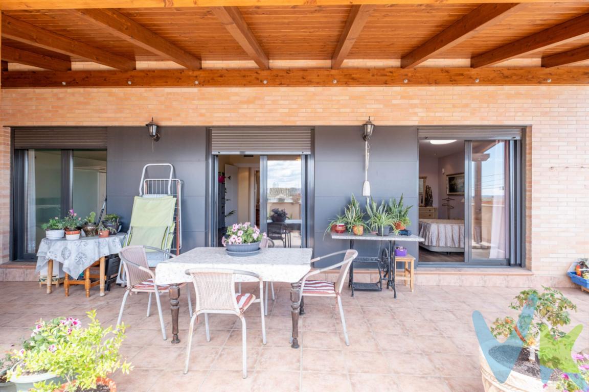 ¡Descubre tu nueva casa unifamiliar de 3 plantas en el corazón de Torres de Berrellén, ubicada en la encantadora Plaza Bonet!.  Esta bonita casa rústica está estratégicamente situada entre Utebo y Alagón, con acceso rápido a la AP68. Con acabados de alta calidad y detalles encantadores, esta propiedad está lista para que entres a vivir. La vivienda cuenta con 4 habitaciones dobles y 3 baños completos, proporcionando el espacio perfecto para toda la familia. El amplio salón comedor con chimenea crea un ambiente acogedor ideal para reuniones y momentos especiales. La gran cocina office está totalmente equipada y lista para satisfacer todas tus necesidades culinarias. Con carpintería interior de lacado blanco y exterior de aluminio/climalit, la casa ofrece una combinación perfecta de estilo y funcionalidad. La orientación este-oeste garantiza una excelente iluminación natural a lo largo del día, mientras que el suelo laminado añade un toque de elegancia. Entre las comodidades adicionales, la casa cuenta con aire acondicionado por conductos, bomba de frío y calor, calefacción, descalcificador, y una buhardilla que añade un espacio extra versátil. La bodega y el trastero ofrecen un amplio almacenamiento. Además, la lavandería y cuarto de plancha son espacios prácticos que facilitan las tareas diarias. El exterior de la casa es igualmente impresionante, con un luminoso patio de 142 m² de uso privativo, perfecto para disfrutar de actividades al aire libre y momentos de relajación. Las dos terrazas, ubicadas en la 1ª y 2ª planta, ofrecen vistas encantadoras y espacios adicionales para disfrutar del aire libre. Esta propiedad es una oportunidad única para vivir en una casa con encanto rústico y comodidades modernas en el centro de Torres de Berrellén. Puedes realizar una primera visita entrando en el enlace de TOUR VIRTUAL. Contáctanos para más información y para programar una visita. ¡Tu nuevo hogar te espera!. 