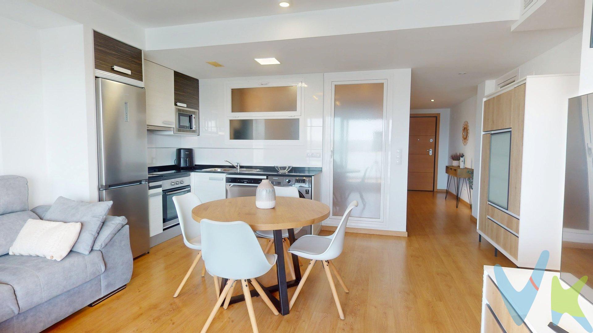 Si sueñas con vivir en una vivienda moderna, luminosa y con amplios espacios exteriores, ¡esta es tu oportunidad!. Te presentamos esta espectacular vivienda seminueva con garaje y trastero, estrenada en 2021, ubicada junto al Tercer Cinturón y al Centro de Especialidades Grande Covián, en una zona de creciente desarrollo con excelente comunicación y todos los servicios a tu alcance: transporte, comercios, centros educativos y sanitarios… ¡vivir aquí es tenerlo todo!. Con 52 m² útiles interiores y 30 m² exteriores distribuidos en 3 terrazas, este piso lo tiene todo para disfrutar del confort y la calidad de vida que buscas. En el interior encontrarás:. Salón amplio y luminoso con moderna cocina americana, ideal para compartir momentos en familia o con amigos. 2 dormitorios, el principal tipo suite con baño privado. 2 baños completos para mayor comodidad. Un acogedor recibidor que da la bienvenida con estilo y funcionalidad. Y en el exterior, disfruta de:. Una terraza principal de 21 m² orientada a la Avenida de Cataluña, perfecta para desconectar al aire libre. Una galería junto a la cocina, ideal como espacio de almacenaje o rincón de relax. Una segunda terraza interior, que aporta aún más amplitud y posibilidades. Situado en una tercera planta de un edificio moderno de 7 alturas construido en 2010, este piso incluye además:. Plaza de garaje y trastero en la misma finca: comodidad total. Calidades que marcan la diferencia:. Ventanas de aluminio lacado con cristal aislante. Calefacción individual de gas. Preinstalación de aire acondicionado en toda la vivienda. Suelos de tarima y puertas en color haya que aportan calidez y estilo. Una vivienda lista para entrar a vivir, donde cada rincón ha sido pensado para hacerte la vida más cómoda y agradable. 📞 ¿Te imaginas viviendo aquí?. No lo pienses más. Llámanos y ven a descubrir la casa que estabas esperando. ¡Te va a enamorar!