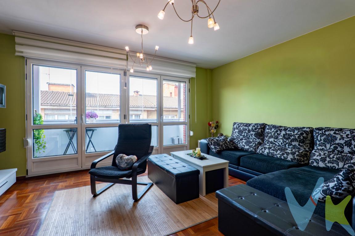  ¡Descubre tu nuevo hogar en el barrio de La Calzada en Gijón! Presentamos este maravilloso dúplex en venta, ideal para quienes buscan confort y calidad de vida.Situado en la planta quinta de un edificio moderno que data de 1999, este piso te ofrece todas las comodidades que necesitas a tu alcance.Al entrar, serás recibido por la amplitud y luminosidad de sus 82 metros útiles, donde cada rincón está pensado para maximizar el bienestar. La propiedad cuenta con tres acogedoras habitaciones, perfectas para acomodar a toda la familia o para destinar una de ellas a despacho o estudio personal. Además, el diseño dúplex proporciona una distribución espaciosa y práctica para el día a día y estéticamente resulta muy atractivo.El edificio, equipado con ascensor y sin barreras arquitectónicas, facilita un acceso cómodo y seguro a tu nuevo hogar. Al mismo tiempo, podrás disfrutar de la tranquilidad de contar con una plaza de garaje, esencial en una zona tan dinámica como La Calzada.Esta plaza es muy ámplia , de tal manera que sirve también como trastero y tiene cierre con portón, brindándote la solución ideal para mantener el orden en casa de la manera más segura.Las comunicaciones no podrían ser más optimas. Con paradas de autobús cercanas y la estación de tren cercana, tendrás la ciudad a tus pies y la posibilidad de desplazarte con facilidad a cualquier punto de interés. Vive rodeado de servicios y equipamientos que hacen la vida más práctica: supermercados, centros de salud, colegios y parques se encuentran tan solo a minutos de distancia.Además de su excelente localización, el piso destaca por su diseño y calidad constructiva.La sensación es de una vivienda con una estructura sólida y espacios bien aprovechados. Cada detalle ha sido cuidadosamente pensado para ofrecerte una experiencia hogareña de primera categoría. La conexión entre las diferentes zonas de la casa asegura que la circulación sea natural y fluida, mientras que las ventanas amplias bañan de luz natural cada ambiente.Una galería acristalada en el salón dota de una luminosidad extraordinaria al salón.Este hogar te invita a imaginar tardes de relax en familia, cenas con amigos o momentos de tranquilidad personal en una atmósfera de singular calidez. La combinación de todas estas características hacen de esta oportunidad la elección perfecta para aquellos que buscan establecerse en Gijón sin renunciar al confort y a la modernidad.En definitiva, esta propiedad no solo es un lugar para vivir, sino un espacio para crear recuerdos y disfrutar del día a día. Un hogar donde la calidad de vida y el bienestar se encuentran en cada esquina. No dejes pasar la oportunidad de visitar este excepcional dúplex y comprobar todo lo que puede ofrecerte.Estamos convencidos de que este piso en La Calzada puede convertirse en el escenario perfecto para tu historia. No lo dudes más, contacta y coordina una visita para descubrir por ti mismo todo lo que este maravilloso lugar tiene para ofrecerte. Tu futuro hogar en Gijón te está esperando. ¡Te esperamos para hacer de este sueño, una realidad!En el precio publicitado no se incluyen los Impuestos de Transmisiones Patrimoniales ni los gastos de Notaría y Registro.  