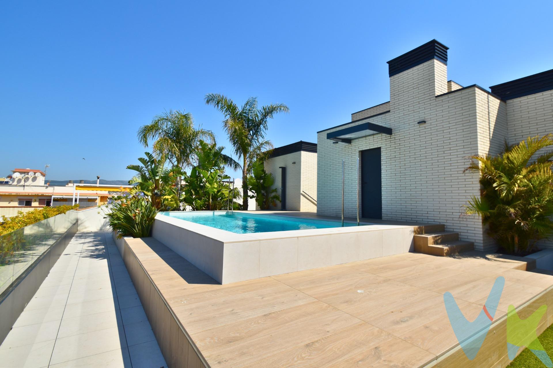 ¡Mejor que nuevo! Piso con piscina comunitaria junto al Passeig Marítim. Despertarse cada dia con la brisa marina continua siendo el privilegio más preciado de nuestra época. Te presentamos esta joya impecable de construcción seminueva (año 2023), con acabados modernos de máxima calidad y diseño funcional. Ubicado en una zona absolutamente privilegiada de Vilanova i la Geltrú, al lado del Passeig Marítim y a solo cinco minutos caminando de sus espectaculares playas de arena fina. El verdadero efecto "wow" te espera en la azotea del edificio: una espectacular zona comunitaria con piscina, vistas panorámicas con el mar de fondo y un encantador jardín cuidado al detalle. El lugar perfecto para desconectar mientras contemplas el Mediterráneo. Se trata de una segunda planta con dos ascensores en una comunidad eficiente y de vecindario tranquilo. Su distribución inteligente, aprovechada al máximo, y con confort de última generación gracias a disponer de domótica ya instalada, no te dejará indiferente. El piso es totalmente exterior y está volcado hacia una plaza, lo que garantiza vistas despejadas, privacidad y una luz natural envidiable durante todo el día. La zona de día es un espacio abierto y muy funcional que integra el salón, el comedor y una cocina de diseño. Desde aquí se accede directamente a un agradable balcón orientado al suroeste (con toldo instalado), ideal para disfrutar del sol. La zona de noche compuesta por 2 dormitorios (uno de ellos tipo suite) y 2 baños completos, es muy confortable, càlida y luminosa. . Está equipado con sistema de aerotermia centralizada en un edificio energéticamente eficiente lo que garantiza màxima sostenibilidad, confort térmico total durante todo el año con un consumo energético mínimo. Olvídate de las rampas estrechas de los sótanos y gana en màxima comodidad en el dia a dia: el piso incluye una plaza de parking grande en la planta baja a pie de calle, con un acceso comodísimo. . Vivir en Vilanova i la Geltrú supone disfrutar de calidad de vida los 365 días del año, establecerte aquí significa adoptar un estilo de vida envidiable en la capital del Garraf. Vilanova combina el encanto de una ciudad marinera con todos los servicios imaginables:. •	Entorno marítimo único: Disfruta de más de 6 km de playas e infraestructuras náuticas de primer nivel justo al lado de casa. •	Conexión premium: A solo 45 km de Barcelona, con trenes directos (línea R2 Sud) que te plantan en el centro de la capital en unos 50 minutos, y a 5 minutos de Sitges. •	Cultura y gastronomía: Una ciudad viva todo el año, famosa por su Rambla peatonal llena de comercio, su vibrante oferta gastronómica (con la Gamba de Vilanova y el Xató como referentes) y una rica vida cultural. Un piso impecable, de calidad superior y en una ubicación inmejorable. Listo para entrar a vivir y empezar a disfrutar del auténtico bienestar mediterráneo. ¡Ven a visitarlo, te enamorará!. Cédula habitabilidad: CHB01490224002. Certificado Energético: Referencia 4ZZ277S4H Consumo de energía B 28 Kwh-m² año Emisiones A 4 Kg CO2-m² año. El precio no incluye impuestos (ITP, IVA y AJD), ni los gastos de notario ni los de registro. 