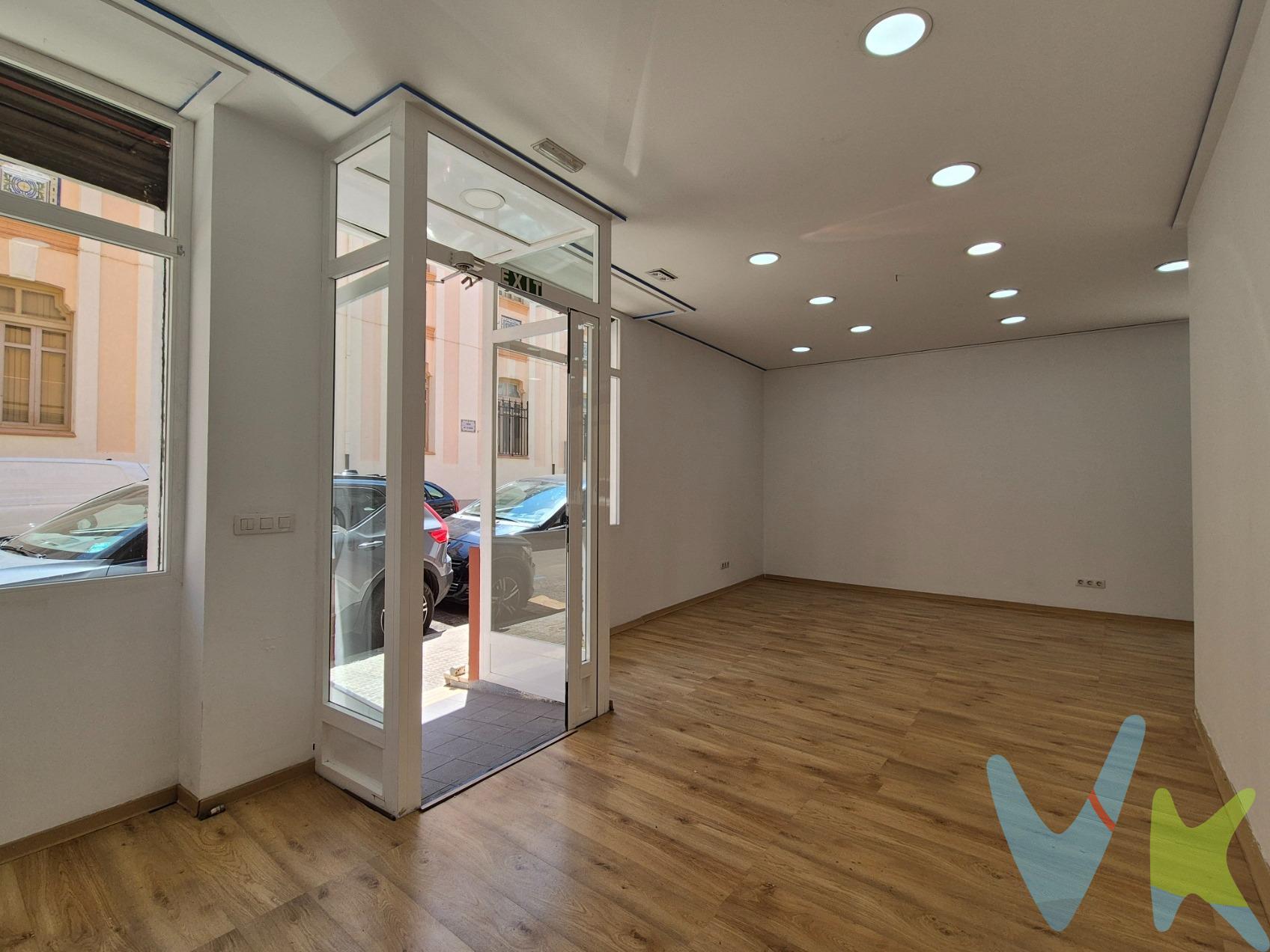 Se presenta una excelente oportunidad de inversión con este local comercial situado en la zona Ronda Magdalena, uno de los puntos más céntricos y dinámicos de Castellón. Con un área total construida de 93 m², el inmueble está diseñado para maximizar su funcionalidad y comodidad. Dispone además de un baño completo, lo que añade valor a sus posibilidades comerciales. El estado general del local es bueno, listo para ser adaptado según las necesidades del nuevo propietario. . Su orientación este garantiza abundante luz natural durante gran parte del día; combinado con acabados como suelo cerámico (gres) y tarima flotante proporciona tanto estética como durabilidad al espacio. Ubicado estratégicamente cerca colegios y supermercados importantes adyacentes, asegura no solo acceso fácil sino también visibilidad significativa ante potenciales clientes o usuarios finales. . Su carácter luminoso crea ambientes agradables ideales ya sea para para múltiples usos comerciales. Dispone de licencia de Actividad de Comercio en vigor. No pierda esta inmejorable oferta disponible por tan solo 93.000 €, perfecta tanto si busca establecerse en el mercado castellonense o expandir operaciones existentes.