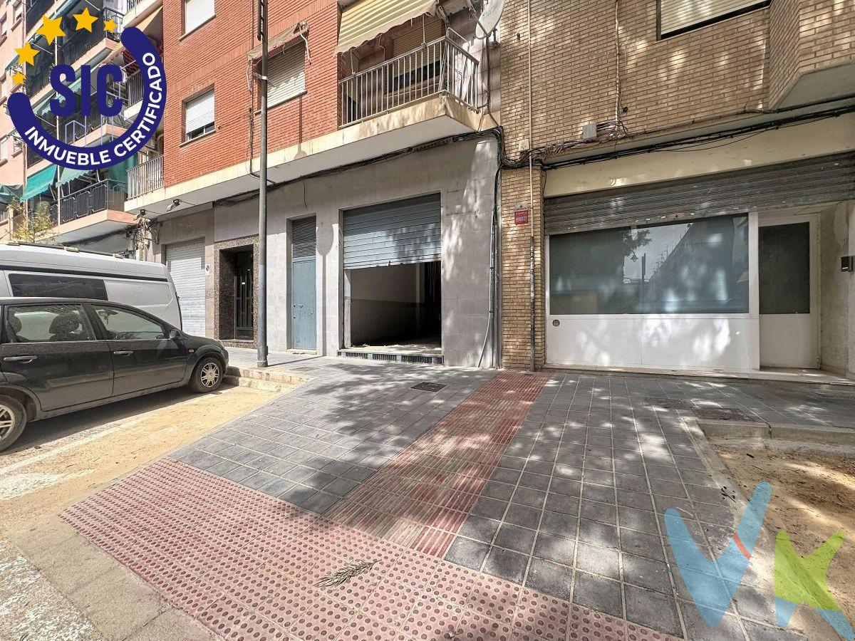 A pie de calle y con acceso directo mediante persiana metálica, este local comercial de Quart de Poblet ofrece un espacio diáfano de algo más de 85 m 2 en planta baja, listo para adaptarse a cualquier actividad comercial o profesional. Nada más entrar sorprende la sensación de amplitud: una única nave sin columnas ni distribuciones que facilita organizar el espacio exactamente como lo necesite cada negocio, con paredes y techo pintados en blanco y suelo de cemento pulido que le dan un aspecto limpio y cuidado. Cuenta además con un cuarto de aseo propio, un extra que se agradece en el día a día de cualquier actividad y que evita depender de instalaciones comunitarias. Su configuración abierta y su buena altura lo hacen igual de válido para un comercio de calle, una oficina, un taller o un almacén, y su ubicación en planta baja con acceso independiente aporta la visibilidad y la accesibilidad que buscan tanto clientes como proveedores. Situado en Quart de Poblet, a un paso de Valencia capital y con excelente conexión mediante metro, autobús y las principales vías de acceso a la ciudad, el local se beneficia de una zona residencial y comercial consolidada, con tránsito constante de vecinos y buena visibilidad desde la calle. . Se vende por 92.000€, una oportunidad interesante para quien busca arrancar o trasladar su negocio sin más obras que las de adaptación a su actividad. Si te interesa conocerlo, contáctanos y lo visitamos juntos. VENTA:. PVP 92.000€. Gastos e impuestos no incluidos en el precio. La compra conlleva impuestos y gastos de formalización para el comprador. A título orientativo se informa que en segundas transmisiones el ITP con carácter general en Valencia es del 9%, pudiendo existir otros tipos impositivos atendiendo a las circunstancias personales del comprador u otras circunstancias previstas legalmente. Base imponible del impuesto el mayor valor entre el precio de compraventa, la tasación o el valor de referencia catastral. En cuanto a los gastos de notaría y registro, en su caso, suelen oscilar aprox. entre 1,5% y 2,5% (aranceles variables según precio, n.º de copias y complejidad). El comprador elige notario. Si el comprador precisase de hipoteca: tasación, condiciones y costes bancarios serán según entidad elegida por el comprador, así como los gastos de gestoría, y cualesquiera otros gastos inherentes a la formalización de la compraventa que legalmente correspondan a la parte compradora, salvo pacto expreso en contrario con el vendedor. El consumidor tiene, conforme a la normativa vigente, a su disposición información y documentación adicional relativa al inmueble y condiciones de la compraventa, que podrá ser consultada en C/Joaquín Costa 4, bajo 46005 Valencia o urbe2@remax.es. Honorarios de mediación inmobiliaria a cargo del COMPRADOR: (3.000€ del precio final de venta más IVA (21%), salvo otro pacto.); y de VENDEDOR (según acuerdo con el mismo). Se informa al consumidor que la agencia actúa como intermediaria inmobiliaria en la operación, estando cualquier eventual compraventa y sus condiciones sujeta a la aceptación expresa del propietario-vendedor y a la posterior formalización del correspondiente contrato.