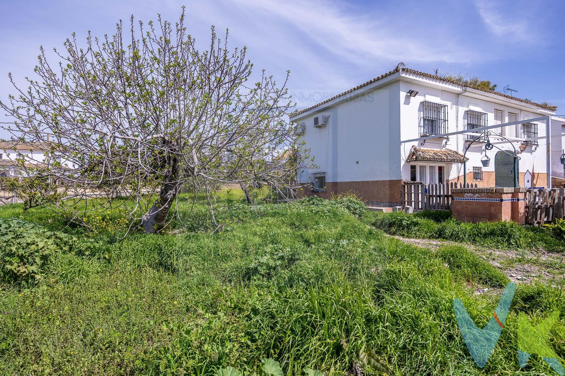 Solar en venta en Salteras. Solar urbano en venta en Salteras (Sevilla) – 572,92 m². Magnífica oportunidad para adquirir un amplio solar urbano de 572,92 m² en una de las zonas residenciales más tranquilas y demandadas de Salteras, localidad situada a escasos minutos de Sevilla y perfectamente comunicada con la capital. La parcela destaca por su excelente ubicación dentro del municipio, rodeada de viviendas unifamiliares y en un entorno consolidado que combina tranquilidad, privacidad y todos los servicios necesarios para el día a día. Cuenta con acceso desde calle urbanizada, acerado y fácil conexión a los principales puntos de interés de la localidad. Con una superficie de 576 metros cuadrados, este solar ofrece múltiples posibilidades para quienes desean construir una vivienda a medida, diseñar un amplio jardín con zonas de ocio o desarrollar un proyecto residencial adaptado a sus necesidades. Sus dimensiones permiten aprovechar al máximo el espacio, creando una vivienda independiente con piscina, aparcamiento, amplias zonas exteriores o cualquier distribución personalizada. El terreno se encuentra junto a una vivienda existente, ofreciendo una interesante alternativa de compra según las necesidades del futuro propietario. Existe la posibilidad de adquirir únicamente el solar, ideal para quienes buscan desarrollar un proyecto propio desde cero, o valorar la compra conjunta del solar y la vivienda colindante, mediante negociación independiente y con un precio diferente. La parcela disfruta de un entorno agradable y residencial, con espacios abiertos y zonas verdes en sus inmediaciones, características muy apreciadas por quienes buscan calidad de vida sin renunciar a la cercanía de Sevilla. . En cumplimiento de las obligaciones de información previstas Disp. final 3ª de la Ley 10/2025, de 28 de diciembre, de servicios de atención a la clientela y transparencia, así como en la normativa sectorial vigente, y RD 218/2005 de Inf. de la Junta de Andalucía, el precio indicado no incluye los gastos e impuestos inherentes a la adquisición, los cuales se desglosan estimados o con posibilidad de calcularlos a continuación; los gastos más ajustados serán dados en el D.I.A. en la visita a inmuebles, o antes. *Gastos de Notaría: La Minuta se calculará según al arancel notarial oficial: Anexo I, del Real Decreto 1426/1989, de 17 de noviembre. Enlace: notariared.com/calculadora-gastos-compra-vivienda/. *Gastos de Registro de la Propiedad: La inscripción se facturará según el arancel oficial: ANEXO I, del Real Decreto 1427/1989, de 17 de noviembre. Igual enlace anterior. *Gastos de Gestión (Gestoría): Los honorarios por la tramitación administrativa, liquidación de impuestos e inscripción registral ascienden de forma estimativa a [363 € aprox.] (IVA incluido), aunque depende de cada caso, y su dificultad. *Honorarios Agencia del Vendedor: incluidos en el PVP. *Honorarios Agencia del comprador: La agencia prestará los servicios de información, asesoramiento y acompañamiento previstos en el Encargo de Servicios y en el D.I.A. Si solicita servicios adicionales o personalizados, sus honorarios serán informados previamente, de forma individualizada y por escrito, conforme a la libertad de pactos y a la normativa vigente. *Si necesita Financiación, su banco le informará. *Impuesto sobre Transmisiones Patrimoniales (ITP): Se aplicará el tipo impositivo vigente en Andalucía (generalmente el 7%, sin perjuicio de tipos reducidos del 6%. 3,5%, etc, aplicables según las circunstancias personales del comprador o las características del inmueble). El impuesto se devenga sobre el superior entre: 1.- Valor de Referencia de Catastro; y 2.- Precio de venta. Puede calcular su situación personal en el portal oficial de la A.T. de Andalucía. enlace: juntadeandalucia.es/organismos/economiahaciendayfondoseuropeos/areas/tributos-juego/tributos/paginas/impuestos-cedidos-transmisiones.html
