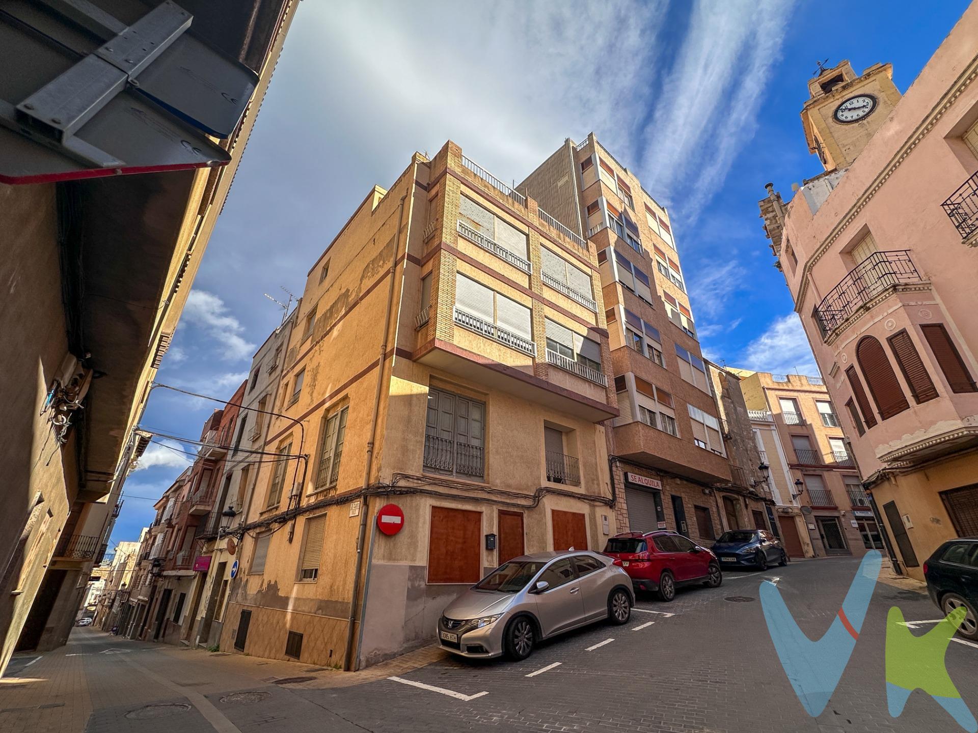 Oportunidad única en la zona centrica de Alcora: se presenta esta impresionante casa-edificio que destaca por su amplitud y versatilidad. Con varias plantas más un sótano equipado, con no una, sino dos cocinas funcionales; es perfecta tanto para grandes familias como para aquellos inversionistas interesados en alquilar habitaciones. La propiedad cuenta con luminosos salones-comedores que invitan a disfrutar del espacio compartido junto a familiares o amigos. El inmueble dispone de un total de doce acogedoras habitaciones – algunas equipadas con armarios empotrados – así como cuatro amplios baños completos y un aseo adicional que garantizan comodidad e intimidad. Idealmente situada cerca del centro urbano, ofrece acceso fácil a servicios esenciales y actividades recreativas locales. Es importante mencionar que la superficie indicada corresponde a mediciones técnicas reales; las cifras registrales pueden variar notablemente debido a discrepancias catastrales existentes. Para cualquier consulta relacionada sobre características específicas u documentación referida al inmueble -que actualmente tiene doble referencia catastral- le recomendamos contactar directamente nuestra inmobiliaria. Este inmueble es en exclusiva, con lo que le facilitamos cualquier información sobre la vivienda. Por este motivo, solicitamos no molesten al propietario, ocupantes de la propiedad o vecinos. En todos los casos los precios expuestos son más impuestos y gastos derivados de la transmisión del inmueble.