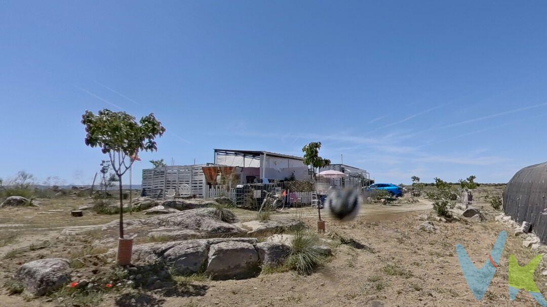 ¿Cansado de vecinos que se quejan hasta por respirar? ¡Bienvenido a tu nueva vida en Villaminaya (Toledo)! Te presentamos 10.069 m² de pura libertad. ¡Sí!, has leído bien: ¡más de una hectárea para ti solito!
EL "EQUIPO DE RESCATE" INCLUIDO (Vivienda con estilo):
 

AGUA Y SUPERVIVENCIA (El paraíso del prepper):

Pozo legalizado: Agua propia, legal y sin dramas. No hay explotaciones ganaderas ni industria en la zona por lo que se garantiza un agua potable.
La "Nevera Natural": Tenemos un acuífero a solo 3 metros de profundidad. Ideal para mantener las cervezas (o la sandía) frescas como en el siglo XIX.
Gallinero de 400 m²: ¡Tus gallinas van a vivir en una mansión más grande que muchos pisos de Madrid!
Huerto: No uno, ni dos, ni tres..... huertos para todo el año. Tu decides: Zanahorias, cebollas, tomates, acelgas y un largo etc.
Arboles: Mas de 50 arboles plantados en estos 4 años de todo tipo: Cerezos, granados, moreras, plantas aromáticas, etc.
Se regala Kit de Autoconsumo Solar Completo listo para instalar. Hay 30 placas solares guardadas que están esperando que llegues tu y las coloques. Están, pero te toca a ti hacer la instalación para tener electricidad eco. Ahora hay un generador y una batería para el consumo mínimo.


Aquí no vendemos solo tierra, vendemos un "Búnker de Glamping" ya montado. Olvídate de tiendas de campaña que se vuelan:

Refugio de Diseño Industrial con Aislamiento Térmico Profesional: Caravana + Remolque de Tráiler (34 m² de puro ingenio), Caja isotérmica (ni frío ni calor, aquí se está de lujo) con ventana, cocina, cama y calefacción para que los inviernos de Toledo te den la risa.
Toque VIP: El suelo es porcelánico (fácil de limpiar si entras con las botas de barro) y solo le falta un poquito de cariño: terminar una parte del suelo imitación madera y poner los tabiques de Pladur a tu gusto. ¡Diseña tu suite de campo hoy mismo!

EL TERRENO (Para los que sueñan a lo grande):

7.869 m² de labor y 2.200 m² de pastos: Ideal para plantar lo que quieras o simplemente ver cómo corre el viento.
¿Quieres construir? ¡PUEDES! Al tener más de 10.000 m², la normativa te permite ese ansiado 1% de ocupación (unos 100 m² de planta) para tu casita legal. ¡Es el Santo Grial de lo rústico!
Vallado: Tienes posibilidad de sacar el permiso de vallado. Está delimitado, solo falta que le pongas la "armadura" a tu parcela.

SEGURIDAD Y PAZ:Llevamos 4 años de paz absoluta, con seguridad y CERO robos. Es una zona tranquila donde el único "crimen" es que se te queme la barbacoa. Se vende con todo el dolor del corazón por motivos de salud, buscando a alguien que la disfrute tanto como nosotros. (Propietarios muy sinceros)
 
EL PRECIO DE LA LIBERTAD:

Honorarios de intermediación: 3.000€ + IVA (porque hasta para irse al campo hace falta un guía).
Nota: La información es válida salvo error tipográfico (o que un duende del campo cambie las cifras).
IBI 0€ Increíble pero verdad.

¿Vienes a verla? Trae calzado de campo, que aquí empieza tu aventura. ????????
 

Gastos totales de compra 9.680€ aproximadamente.
Arras Penitenciales 10% 5.500€ a descontar del precio de venta.
Señal, oferta y negociación de arras 1.000€ a descontar de los honorarios.


ITP 4.950€.
Notaria y registro 1.100€ aproximadamente.
Honorarios de intermediación inmobiliaria (Doble Corretaje): Comprador 3.000€ + 21% IVA  630€ = Total 3.630€.
Arras penitenciales 10% 5.500€.

En Castilla-La Mancha, el Impuesto sobre Transmisiones Patrimoniales (ITP) se aplica en la compra de viviendas de segunda mano y tiene un tipo general del 9% sobre el precio de compraventa. Por ejemplo, una vivienda de 100.000 € implica pagar 9.000 € de ITP. Al ser un impuesto autonómico, la comunidad establece sus propios tipos, bonificaciones y exenciones. El impuesto se liquida mediante autoliquidación, presentando el formulario oficial junto con la escritura de compraventa y realizando el pago dentro del plazo establecido ante la Junta de Castilla-La Mancha.


 
