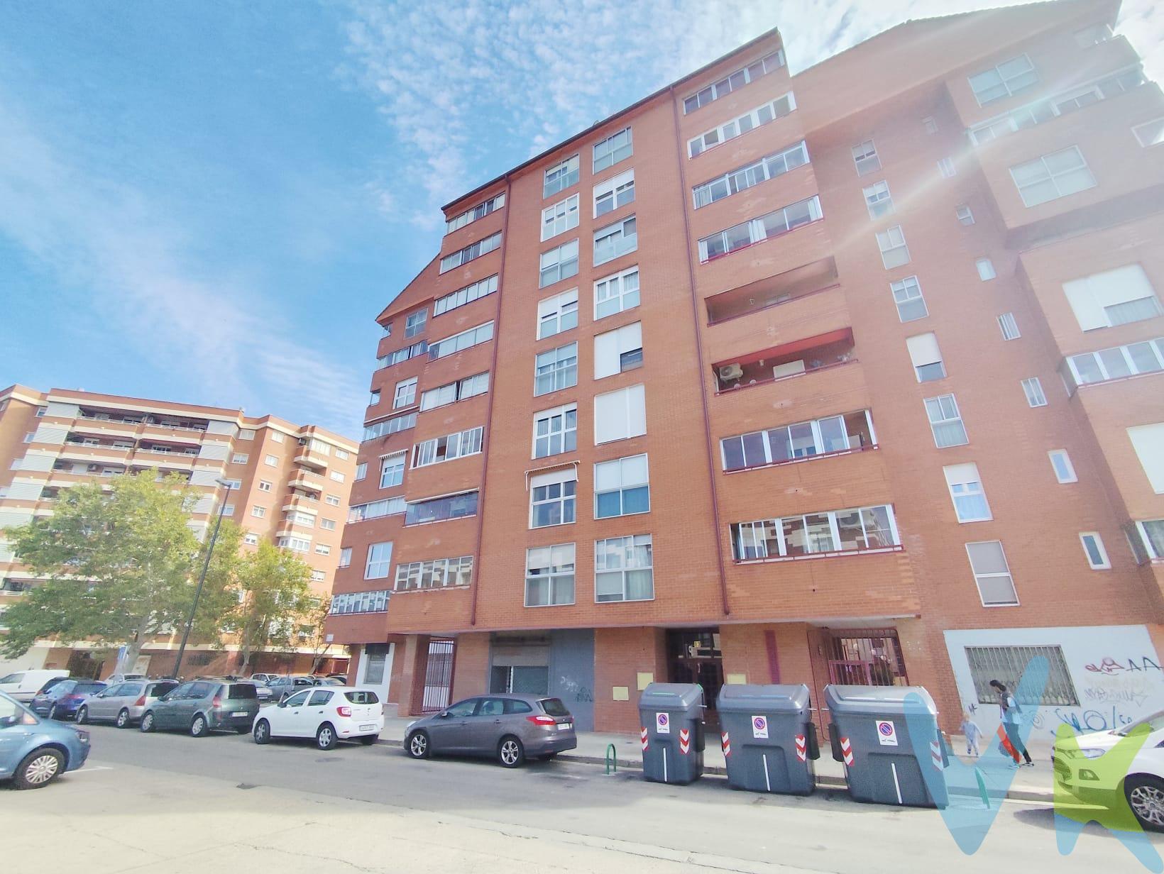 SE VENDE LOCAL EN BARRIO DE LA ALMOZARA - C/ BERNA. EL LOCAL CUENTA CON 33 M² UTILES y 39 M² CONTRUIDOS. Consta de 4 departamentos: . Sala principal: 16.51 m² útiles. Almacén: 3,73 m² útiles. Baño: 2.54 m² útiles. Entrada: 10 m² útiles. Se encuentra justo enfrente del Hotel Zentral Ave Zaragoza y al lado de comercios como Lidl y Mercadona. ¡¡Si buscas un local en el barrio de La Almozara, este es tu local!! Llámanos.