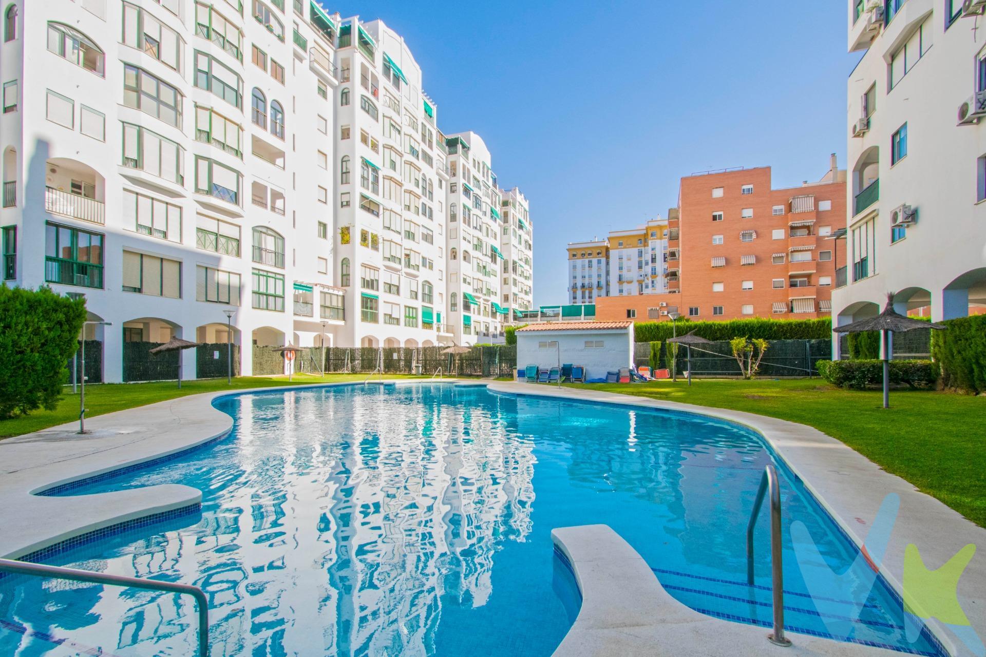 Fantástico piso con una situación inmejorable, acogedor y muy luminoso con TERRAZA de 10m2 aprox., CHIMENEA y unas bonitas zonas comunes con PISCINA COMUNITARIA!!. Tiene 88.60m2 útiles distribuidos en amplio hall de entrada que nos da paso a su estupendo salón independiente con chimenea, ideal para los fríos días de invierno, desde el que salimos a una fabulosa terraza con agradables vistas a la piscina. Magnífica cocina con práctico lavadero, amueblada y equipada con electrodomésticos. Cuatro amplios dormitorios y dos baños completos con placa de ducha, uno de ellos en suite. Excelentes calidades, solería de mármol y tarima, puertas de madera lacadas en blanco, ventanas climalit, un armario empotrado y un split de aire acondicionado. Además cuenta con un trastero compartido con los vecinos de la misma planta. La urbanización cuenta con parking en superficie no designado por vivienda. Situado en la planta cuarta de un edificio con ascensor. No lo dejes escapar y ponte en contacto con nosotros para visitarlo!!. Informamos a nuestros clientes compradores que el precio de venta no incluye lo siguiente: Honorarios de la agencia inmobiliaria, Impuestos (I.T.P., I.V.A. o A.J.D., en su caso) ni otros gastos de la compraventa (gastos de Registro de la Propiedad, Notaría, Gestoría ni de posible Financiación). Documento D.I.A. a disposición del consumidor según Decreto 218/2005 Junta de Andalucía. 