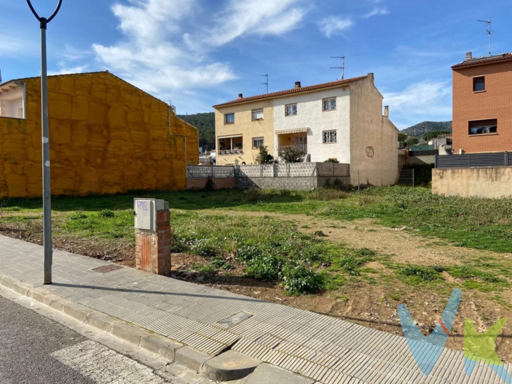 Oportunidad de terreno plano en Canyelles Pueblo.. . Se trata de una ubicación céntrica en en núcleo urbano de Canyelles.. El terreno es totalmente plano y rectangular.. La zona cuenta con alcantarillado, acera, alumbrado público, agua, gas y electricidad.. . Parcela de 176m2, se puede construir una casa de planta baja más 2 plantas.. . Llámanos y te informamos de todo!. . El precio indicado en el anuncio no incluye los impuestos de la compra (ITP, IVA y AJD), ni los gastos de notaría y registro.. . aicat. 6883 / api. A11312