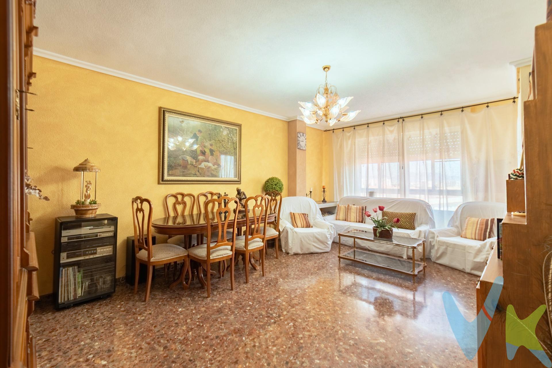 Vivienda en venta en Vila-real — Calle Zaragoza.   . Se ofrece espectacular vivienda situada en un octavo y último piso en la calle Zaragoza de Vila-real. El inmueble cuenta con tres  .  dormitorios, un baño completo, un aseo y un amplio salón comedor muy luminoso, perfecto para disfrutar en familia o con amigos. Todas y cada una de las estancias de la vivienda son amplias y con una gran luz natural, debido a su altura. . La cocina es independiente y está equipada con una isla central, zona de estar con sofá, mesa y sillas para comer dentro de la cocina...ideal para las comidas diarias en familia, con todo el menaje a mano, además dispone de galería, lo que le da un plus para dejar tu cesto de la ropa, lavadora y trastos que no quieres a la vista.  Dispone de aire acondicionado en  cocina y dormitorio principal, balcón y vistas despejadas, aportando mucha luz y sensación de amplitud. El edificio cuenta con ascensor y está ubicado muy cerca del centro de la ciudad, con todos los servicios a un paso: supermercados, colegios, farmacias y zonas verdes. Una oportunidad única para vivir en una vivienda cómoda, bien distribuida y con excelentes vistas en Vila-real. El municipio de Vila-real, se encuentra a 7 kilómetros de  Castellón y tiene tren de cercanías para desplazarte en caso de no coger el vehículo.  Muy buena comunicación con acceso directo a la N-340. ¿Qué mas puedes pedir?. Concreta cita para visitar la vivienda, te vas a enamorar de ella
