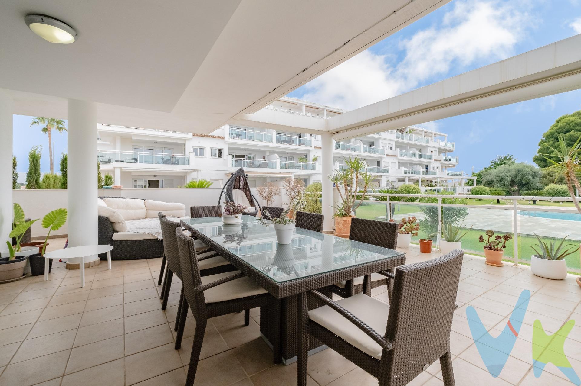 Mocadi Real Estate presenta este exclusivo apartamento en planta baja que reúne amplitud, comodidad y una UBICACIÓN PRIVILEGIADA para disfrutar de una de las zonas más tranquilas y valoradas de la Costa Blanca. Desde el primer momento sorprende su magnífica TERRAZA privada de unos 35m2, un espacio pensado para desayunar al aire libre, compartir largas comidas con amigos o simplemente relajarse mientras contemplas las zonas ajardinadas. Lo mejor es que desde ella accedes directamente a la piscina comunitaria, convirtiendo cada día de verano en unas auténticas vacaciones. La vivienda dispone de tres amplios dormitorios, todos ellos con una magnífica entrada de luz natural, y dos baños completos, ofreciendo espacio suficiente tanto para familias como para quienes buscan una segunda residencia donde recibir invitados con total comodidad. El salón-comedor, amplio y luminoso, se integra perfectamente con la terraza exterior, creando una continuidad entre interior y exterior que multiplica la sensación de espacio. La cocina resulta práctica y funcional, pensada para el día a día y perfectamente conectada con la zona de estar y la terraza. Además, la propiedad incluye una PLAZA DE GARAJE PRIVADA con puerta automática, un valor añadido que aporta comodidad y seguridad durante todo el año. Un residencial para disfrutar los 365 días. La urbanización ha sido diseñada para vivir el auténtico estilo de vida mediterráneo. Amplias PISCINAS comunitarias.Grandes ZONAS AJARDINADAS perfectamente cuidadas.Pistas de PADEL.Acceso mediante código de seguridad.Ambiente tranquilo y familiar. Acceso privado a la playa de LES DEVESES a través de un camino exclusivo para los residentes. Olvídate del coche para ir al mar. En apenas unos minutos caminando podrás pisar la arena de una de las playas más extensas, naturales y tranquilas de toda la Costa Blanca.Playa de Les Deveses: naturaleza, tranquilidad y calidad de vida. Les Deveses es una de las playas más apreciadas de Dénia por quienes buscan amplitud, arena fina y aguas cristalinas lejos de las aglomeraciones. Sus más de tres kilómetros de playa permiten disfrutar de largos paseos junto al mar, practicar deportes náuticos o simplemente relajarse en un entorno natural privilegiado. La zona cuenta además con restaurantes, chiringuitos, supermercados, servicios y una excelente comunicación tanto con Dénia como con Oliva, permitiendo disfrutar de la tranquilidad sin renunciar a todas las comodidades. Una vivienda para disfrutar, no solo para vivir.Este apartamento representa una oportunidad perfecta tanto como residencia habitual, segunda vivienda o inversión de alta rentabilidad vacacional. Porque no todos los días aparece una planta baja donde la piscina parece una prolongación de tu propia terraza y donde el Mediterráneo comienza al final de un camino privado. Si buscas calidad de vida, privacidad, seguridad y una ubicación privilegiada junto al mar, esta puede ser la vivienda que llevas tiempo esperando. La descripción y los datos del presente inmueble tienen carácter meramente informativo y en ningún caso contractual. En el precio de la vivienda no están incluidos los honorarios de agencia, gastos de compraventa y/o financiación. Por mandato expreso del propietario, comercializamos este inmueble en exclusiva compartida, lo que garantiza un servicio de calidad, un trato fácil y personalizado, una gran difusión en nuestras redes compartidas y sin interferencias de terceros. Por este motivo se ruega no molestar al propietario, a los ocupantes de la propiedad, a los vecinos o conserjes del edificio si los hubiera. Si eres una agencia, llámanos colaboraremos contigo.