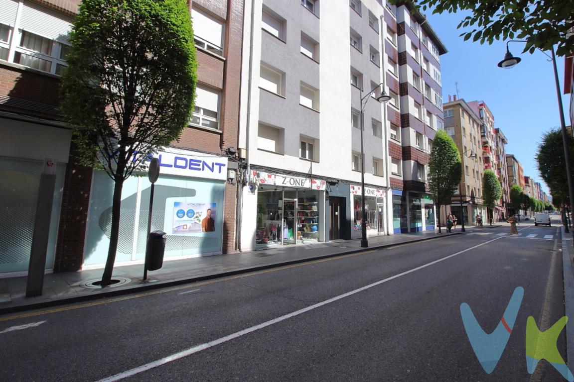 ¡Descubre tu hogar Gijón! Este espacioso piso en venta ofrece una oportunidad increíble para quienes buscan comodidad, funcionalidad y una ubicación inmejorable. Con una extensión de 87 metros útiles que suman un total de 102 metros construidos, este inmueble es la opción perfecta para quienes desean un ambiente acogedor en el que vivir grandes momentos.Ubicado en la tercera planta de un edificio con ascensor y con la fachada nueva. La estructura bien cuidada del edificio y su robustez ofrecen a sus residentes la tranquilidad y seguridad que merecen. Además, gozarás de la comodidad de contar con un ascensor que facilitará el acceso a cualquier persona, sin importar su movilidad.Con dos habitaciones amplias, este piso proporciona un espacio versátil que se adapta a tus necesidades. Tanto si trabajas desde casa como si necesitas un área confortable para descansar, cada habitación está diseñada pensando en el confort y la privacidad. Los amplios ventanales permiten la entrada de abundante luz natural, creando un ambiente cálido y acogedor que hará de cada día una experiencia grata y placentera.La distribución del piso está pensada para aprovechar al máximo cada metro cuadrado, garantizando que todos los espacios sean útiles y cómodos. El salón principal es el rincón perfecto para relajarse tras un largo día o compartir momentos inolvidables con familiares y amigos. La cocina, equipada con todo lo necesario para hacer del arte culinario un placer cotidiano, cuenta con espacio suficiente para moverte con libertad mientras preparas deliciosos platos.El baño de este inmueble, convenientemente distribuido y con ventana, está diseñado para proporcionar eficiencia y comodidad en tu rutina diaria. A su vez, la cercanía con todos los servicios esenciales convierte a esta propiedad en una opción sumamente práctica para el día a día. Desde supermercados hasta farmacias y colegios, todo lo que necesitas está al alcance de tu mano. Asimismo, la conexión con el transporte público es excelente, con paradas de autobús cercanas que conectan rápidamente a los distintos puntos de la ciudad.Esta zona de la ciudad es conocida  por su ambiente . Sus plazas, parques y zonas verdes son perfectos para disfrutar de actividades al aire libre o simplemente para pasear y relajarse. La zona combina tranquilidad y dinamismo, brindándote la ventaja de vivir en un lugar tranquilo, al tiempo que permaneces cerca de la vida urbana.No pierdas la oportunidad de vivir en un piso que lo tiene todo: ubicación estratégica, distribución inteligente, y un ambiente ideal para crear recuerdos que durarán toda la vida. Te invitamos a visitarlo y te aseguramos que te cautivará desde el primer momento. ¡Ven a conocerlo y descubre por ti mismo todo lo que este maravilloso hogar tiene para ofrecerte! Tu futuro empieza aquí, no dejes que se te escape.Contamos con más de 35 años de experiencia acreditada y nuestro objetivo es garantizarle un servicio de compra humano, ético, de calidad, fácil y seguro. Nuestro equipo lo integran agentes con la titulación AIR (Agente Inmobiliario Registrado), somos CRS (Council of Residential Specialist) y API. (Agente de la Propiedad Inmobiliaria Colegiado nº248). Contamos con un seguro de Caución que nos permite garantizar el depósito de las cantidades entregadas por nuestros clientes.Te ayudamos con la financiación con las mejores condiciones hipotecarias hasta el 100%.Consulte en nuestras reseñas de Google lo que opinan los clientes que ya han trabajado con nosotros.El precio no incluye gastos de notaría, registro e impuesto de transmisiones.