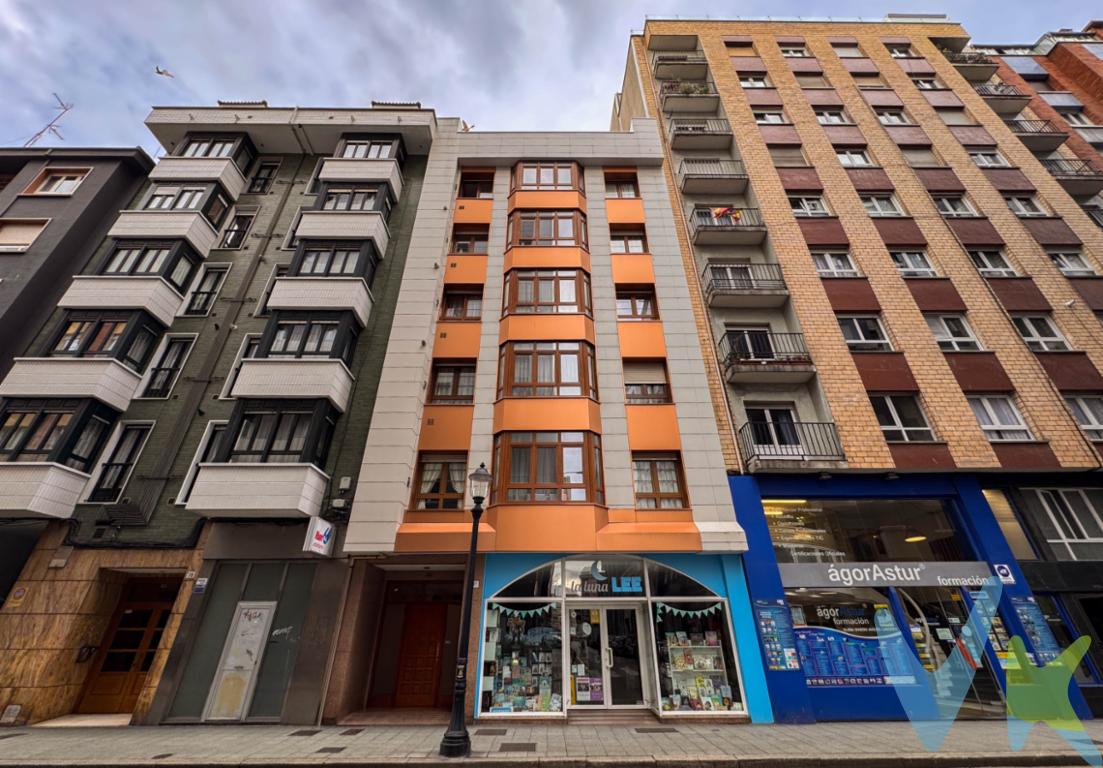 Si buscas una vivienda ubicada cerca de la Playa de San Lorenzo, y valoras que el edifcio donde esté ubicada la vivienda se haya reformado su fachada recientemente, esta puede ser tu oportunidad.Esta vivienda proyecta las vistas de la cocian, salón y dormitorio principal  a un patio de manzana muy grande , y la segunda y la tercera habitación al patio del propio edificio. Además dispone de dos baños. La vivienda necesita actualización.Si valoras vivir en plena calle Marqués de Casa Valdés con la comodidad que ello supone, junto al ambiente de las cervecerías y sidrerías de la zona de la Arena, seguro no te aburrirás.Dispone de plaza de garaje incluido en el precio.Llámanos estaremos encantados de atenderte  e informarte en detalle  sobre esta magnífica vivienda.