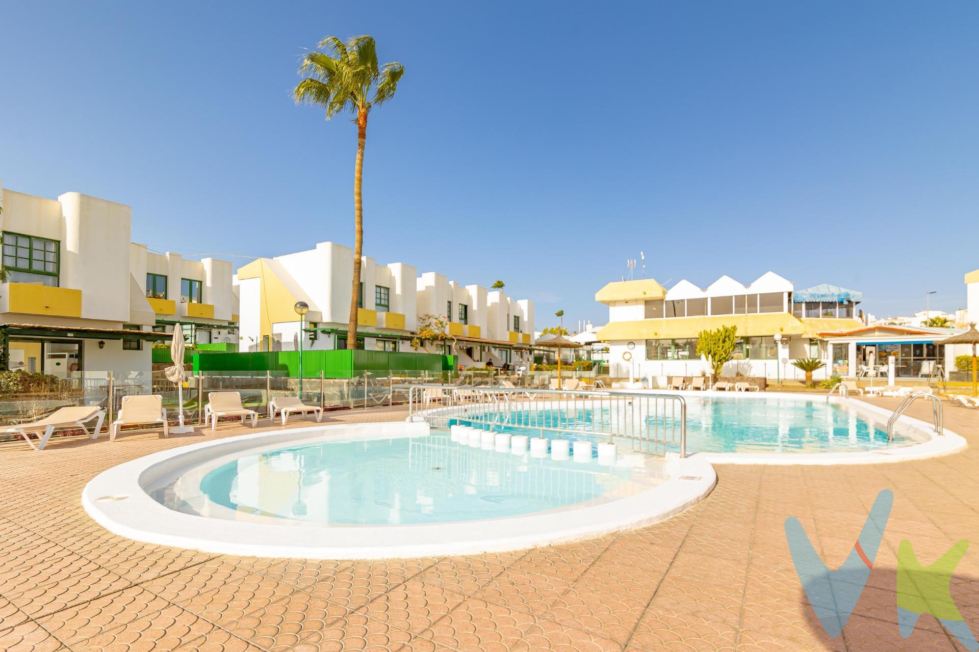 Se ofrece en venta un encantador dúplex situado en el prestigioso complejo CapriI, en Campo Internacional. Esta vivienda destaca por su luminosidad y distribución funcional. Se accede a través de una terraza privada y un pequeño jardín, ideales para disfrutar del aire libre y del clima de la zona. En la planta baja cuenta con un salón acogedor que se integra con la cocina. También dispone de una solana, proporcionando un espacio adicional para lavandería o almacenamiento.  . En la planta alta se encuentra un dormitorio principal junto con un cuarto de baño, ofreciendo privacidad y comodidad para sus habitantes. La vivienda ha sido diseñada para aprovechar al máximo la luz natural, creando un ambiente cálido y agradable en todas sus estancias. El complejo Capri ofrece una serie de zonas comunes pensadas para el confort y la seguridad de sus residentes. Cuenta con una piscina comunitaria perfecta para disfrutar en los meses más cálidos. Además, dispone de una zona destinada al aparcamiento de bicicletas. La gestión de residuos se realiza de manera práctica, con contenedores de basuras ubicados estratégicamente cerca de las viviendas. Para el estacionamiento de vehículos, es posible aparcar en la calle, que se caracteriza por ser tranquila. Los residentes también pueden disfrutar de un restaurante dentro de la comunidad, ofreciendo comodidad para comidas y encuentros sociales sin necesidad de desplazarse. La ubicación de la propiedad dentro de Campo Internacional es especialmente atractiva por su cercanía a diversos servicios y opciones de ocio. La zona cuenta con campos de golf, restaurantes, supermercados,etc. todo accesible en pocos minutos. Su entorno combina la tranquilidad de un área residencial con la comodidad de tener todo lo necesario a mano, permitiendo disfrutar de un estilo de vida relajado y al mismo tiempo activo. Es importante tener en cuenta que los gastos de ITP (Impuesto de Transmisiones Patrimoniales) y otros gastos de compraventa no están incluidos en el precio anunciado. Asimismo, el anuncio puede ser retirado del mercado en cualquier momento sin previo aviso.