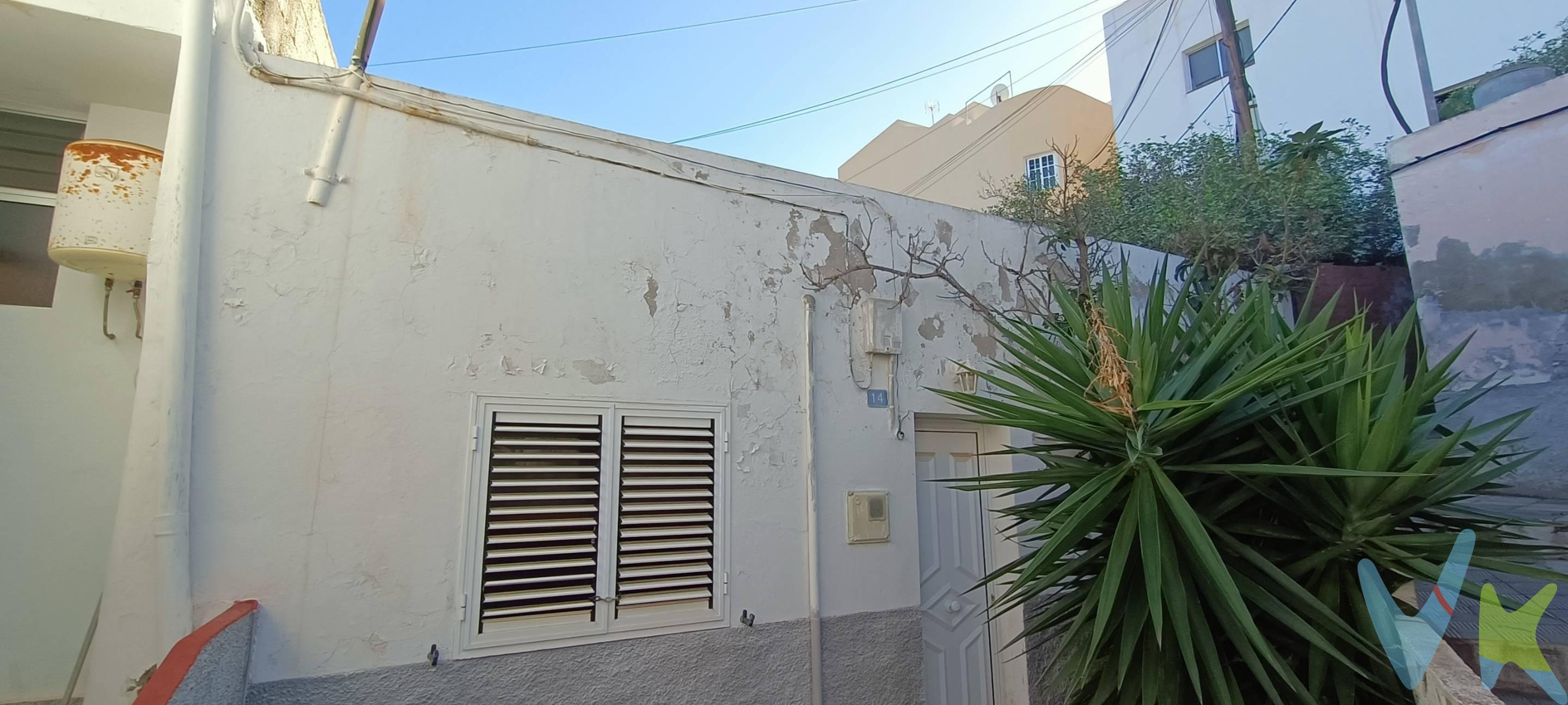 Solar en Punta de Hidalgo de 223 metros cuadrados, con una vivienda y almacen de 155 metros cuadtrados, no registrada, que está para reformar.  Estupenda oportunidad para hacer de esta propiedad tu vivienda habitual, para fines de semana o como inversión para rentabilizar. Aunque requiere de una gran reforma bien sea para hacer una nueva vivienda o invertir en la construcción existente y en los trámites de legalización es una muy buena oportunidad de futuro. Datos meramente informativos sin valor contractual. Impuestos y gastos de transmisión no incluidos en el precio de venta.
