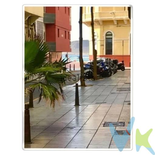¡SE VENDE CÉNTRICO PISO CON GARAJE INCLUIDO, EN LA PLAYA DE LAS CANTERAS!. Ubicado en pleno corazón de Las Palmas de Gran Canaria, este magnífico piso se encuentra a tan solo 50 metros de la mejor zona de la emblemática Playa de Las Canteras, considerada una de las mejores playas urbanas de Europa. En solo 40 segundos caminando estarás disfrutando de arena y de sus aguas cristalinas y su excepcional entorno natural. La zona ofrece un equilibrio perfecto entre vida urbana y calidad de vida. El Paseo de Las Canteras, siempre animado, combina belleza natural, ambiente cosmopolita y una rica oferta cultural. Todo ello en un entorno privilegiado y con un clima templado durante todo el año. Entorno con todos los servicios: supermercados, restaurantes, farmacias, transporte público, colegios y una amplia variedad de comercios y zonas de ocio, lo que hace de esta ubicación un referente del estilo de vida en Canarias. Está distribuida de la siguiente manera, con acceso para personas de movilidad reducida desde la calle: .  *3 habitaciones exteriores, luminosas, dos de ellas con acceso a balcón con vistas laterales al mar.  *2 baños completos, funcionales y bien distribuidos.  *Salón/comedor acogedor, ideal para el descanso o recibir visitas también con balcón y vistas laterales al mar.  *Cocina independiente, totalmente equipada.  *Solana amplia, con acceso a un gran patio de luces muy luminoso.  Preciso comentar también que nada más entrar a la vivienda hay una zona con ropero empotrado con gran capacidad de   almacenaje.  *La propiedad consta también con garaje incluído en el precio. Los gastos derivados de la compra venta no están incluidos en el precio. 