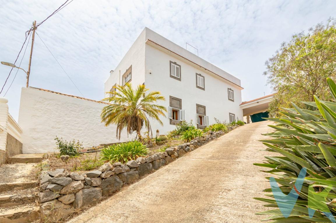 En Arucas, SE VENDE  una vivienda con alma, historia y todas las comodidades que exige la vida actual. Ubicada en el encantador “Lugar Los Castillejos”, un entorno tranquilo y con solo 12 vecinos, esta casa no es solo una propiedad, es un hogar con historia. Muy cerca de la Iglesia de San Juan Bautista y con acceso directo a la GC-1 y GC-2, su localización es tan práctica como especial, estamos a unos 5 minutos del casco urbano y 15 minutos de la capital. . La vivienda cuenta con dos accesos: uno peatonal, que invita a descubrir su esencia más íntima, y otro para vehículos. Nada más entrar, nos da la bienvenida un espacio muy especial: la antigua Escuela de Trasmontaña, hoy convertida en una entrañable bodega donde los sabores y recuerdos se mezclan en cada encuentro familiar o entre amigos. Desde allí, se accede a un precioso patio central de estilo rústico, el alma de la casa, que comunica con todas las estancias. La vivienda se distribuye en dos plantas, con 5 dormitorios, 3 baños completos, dos cocinas equipadas y dos salones amplios y luminosos, uno en cada planta, pensados para el disfrute y la convivencia. . En el exterior, la parcela —completamente vallada— ofrece un entorno acogedor con jardín, garaje con rampa, porche, terraza con barbacoa y horno tradicional, aparte de una piscina climatizada con zona de solárium, perfecta para disfrutarla durante todo el año. NOTA IMPORTANTE: Toda la propiedad, así como los terrenos anexos, están debidamente escriturados y registrados. Una casa con carácter, cuidada al detalle, que espera a quienes sepan valorar lo auténtico.  . Si buscas algo más que metros cuadrados, aquí puedes encontrar tu hogar. DETALLES EXTRA DE ÉSTE CHALET: . La propiedad, cuenta con extras, tales como la wifi y alarma con empresa de reconocido prestigio y sensores en todas las estancias. Vivienda independiente, que se dispone en una sola planta, con el añadido extra de disponer de una segunda planta, moderna, con preciosas vistas de construcción más reciente. Piscina climatizada privada, con zona de solarium. Terraza con barbacoa, comedor y horno. Alarma perimetral, con sensores. DATOS REGISTRALES: . FINCA 1 que cuenta con más de 800 metros urbanos y casi 1000m2 rústicos. Dónde se encuentra la vivienda de dos plantas con casi 350 metros construidos. El resto de la parcela rústica cuenta con plantaciones de naranjos, limoneros, plataneras, durazneros, guayaberos y 130 cepas de parras en espalderas y terreno dónde se plantan papas y hortalizas regularmente. FINCA 2 cuenta con una superficie de casi 800 metros cuadrados y es rústica, donde hay frutas tropicales, tales como aguacates, mangas, papayeros e higueras. Como añadido, ambas fincas cuentan con agua y están dentro de la Comunidad de Regantes de la Montaña de Arucas. La finca cuenta con contador para recoger el agua y llenar 4 aljibes en la finca, la superficie aproximada está en torno a 80 mil litros. Todos los terrenos que componen la propiedad están sectorizados, en función de las plantaciones y los sistemas de riego fijo que requieren, bien por goteos, aspersión u otros, todo controlado por ordenador. Se vende ordenador y canalización de riegos, además de utensilios para fumigar, arar y cultivar las fincas. Todas las estancias están canalizadas, para el aprovechamiento del agua de lluvia. . NOTA: En el precio no entra impuestos ni gastos de notaría y registro.-. . . 