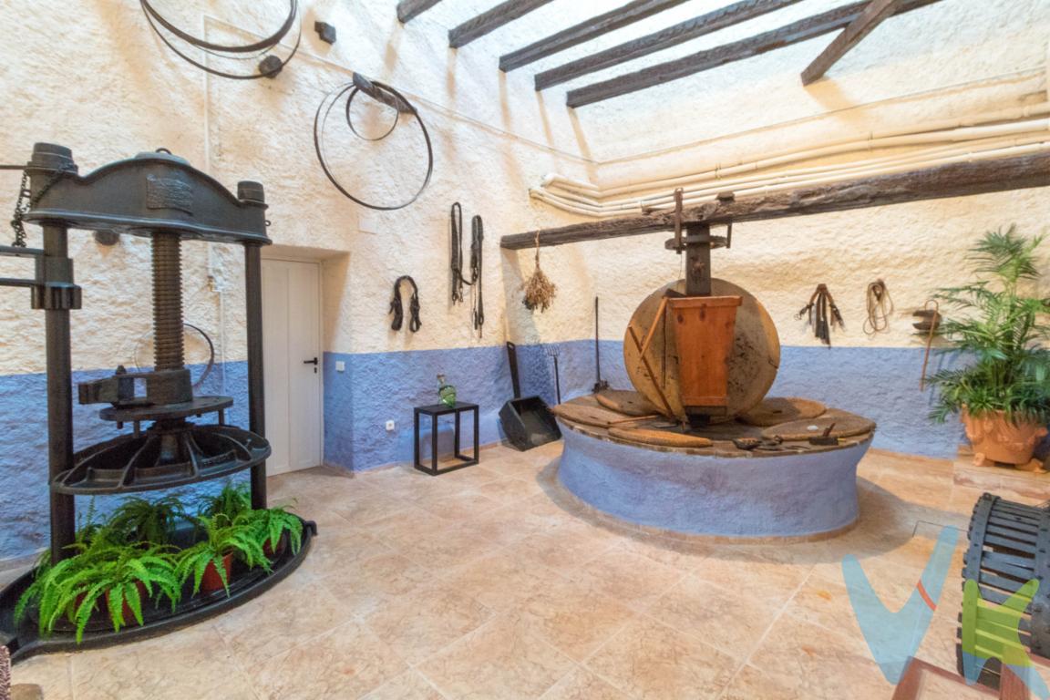 Esta impresionante masía se asienta sobre una antigua casa de postas del siglo XV emplazada en la ruta Valencia-Madrid. Fue remodelada y reconvertida en masía en el siglo XVII. Los actuales propietarios la adquirieron alrededor de los 90 y la convirtieron en una imponente vivienda, acometiendo una importante reforma bajo la supervisión del Ministerio de Cultura. En ella se ha preservado al máximo el carácter antiguo con todas las peculiaridades de época.Esta vivienda única se compone de dos plantas y un torreón, que ha sido habilitado como zona de despachos. En la primera planta, un gran vestíbulo con escalera central distribuye la zona de día en despacho, amplio salón de estar, con zona de lectura, comedor de gran capacidad con chimenea, amplia cocina office con cámara frigorífica industrial anexa, baño de cortesía y garaje. En esta planta se encuentra un precioso patio interior, que ofrece distintos ambientes de salón y comedor. En la segunda planta, por su parte, un amplio vestíbulo separa la zona de habitaciones de la suite principal con 2 baños y escalera de acceso al torreón. En esta planta disponemos de un total de 7 habitaciones con vestidores y 6 baños en suite. Anexa a esta zona encontramos el lavadero y la terraza.      Cuando tenga oportunidad de recorrer la vivienda podrá comprobar, de primera mano, el exquisito gusto, en materia de decoración, que mantienen intactas las estancias. Además, la originalidad de planteamientos ha propiciado que hayan aprovechado edificios anexos e independientes de la vivienda para crear distintos ambientes. Por ejemplo, se ha mantenido parte de la bodega inicial, dedicada a tal fin, con sus grandes toneles, y otra parte se ha reconvertido en un acogedor salón de invierno, con chimenea en el antiguo pajar. Otro ambiente del que podrá disfrutar es el de verano, integrado por una gran piscina, con jacuzzi, y un cenador con gran paellero con chill out, en donde se cocinarán mil y una paellas valencianas. El exterior, por su parte, lo compone una zona con un jardín minimalista con palmeras y un parking de gran capacidad. Imponente extensión de olivos rodea la propiedad. Una propiedad única y exclusiva.  Ubicada muy cerca de la urbanización La Loma de Miralcampo y a pocos metros de la Urbanización del Bosque, esta maravillosa vivienda dispone de servicio de transporte público, transporte escolar para colegios públicos y privados y supermercado cercano. La propiedad se asienta sobre terreno rústico y dispone de un camino de servidumbre para acceder, con salida independiente. Muy bien comunicada con la A·3, bypass sentidos Barcelona o Alicante y a 15 km del aeropuerto.Campo regadio por goteo: Olivos 52; Naranjos 5; Limonero 1;Palmeras 8Casa en 3 plantas 1202 m2ENERGIA SOLAR: 22Placas solares, 450W; 99 Kw; Inversor 10KwGas natural; Electricidad bi y trifasica; 3 pozos de servicio; Telefono y alarmaCalefaccion central por radiadores de gas, controlada por termostatoAgua caliente sanitaria con circuito completo y bombas de recirculacion instaladas. Agencia Registrada con el Nº 0996  en el Registro Obligatorio de Agentes Inmobiliarios de la Comunitat Valenciana, según el DECRETO 98/2022, de 29 de julio, del Consell, por el que se regula el Registro de Agentes de Intermediación Inmobiliaria de la Comunitat Valenciana.La documentación del inmueble ha sido revisada y estimamos que reúne todos los requisitos necesarios para su comercialización.El precio ofertado no  incluye los gastos de compra de venta ni los honorarios de la inmobiliaria.Las medidas aquí expuestas han sido obtenidas del Catastro.El anuncio no es vinculante, puede contener errores.Esta agencia ha sido contratada para gestionar la venta de este inmueble de forma exclusiva, garantizando un servicio de calidad, sin interferencias de terceros. Por este motivo, se ruega no molestar a los propietarios, a los ocupantes del inmueble o a los vecinos.Muchas gracias por tu comprensión.