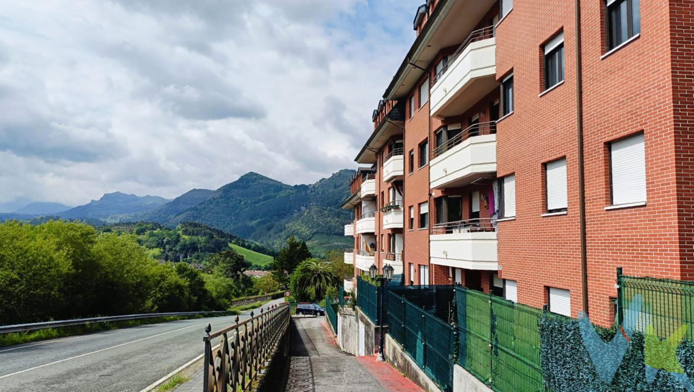 Se presenta una magnífica oportunidad de inversión en un piso ubicado en el magnífico pueblo de Limpias. Esta propiedad de tres habitaciones ofrece una superficie útil de 76 metros cuadrados, en un total de 100 metros cuadrados construidos. Situado en la segunda planta de un edificio levantado en 2006, este piso combina tanto comodidad como modernidad.El inmueble cuenta con un ascensor que facilita el acceso directamente desde el garaje hasta la puerta de su nuevo hogar, ideal para familias con niños o para aquellos que buscan la máxima comodidad. El garaje incluido en el precio es un auténtico privilegio, una característica destacada que añade un valor significativo a la propiedad.Limpias es conocido por su tranquilidad y encanto, lo que hace que vivir aquí sea una elección sabia para aquellos que desean escapar del bullicio de la ciudad sin renunciar a las comodidades urbanas. La excelente red de transporte público, como trenes y autobuses cercanos, permite un acceso rápido y sencillo a otras localidades y ciudades cercanas, haciendo de esta ubicación una opción ideal para quienes deben desplazarse habitualmente por motivos laborales o de estudio.La distribución del piso está cuidadosamente planificada, asegurando un uso óptimo del espacio y garantizando que cada metro cuadrado sea aprovechado al máximo. Las tres habitaciones son espaciosas y luminosas, ofreciendo un refugio tranquilo donde descansar al final del día. El salón es amplio y acogedor, perfecto para reuniones familiares o momentos de relajación personal. La cocina proporciona un entorno práctico y eficiente, con el espacio necesario para almacenamiento y preparación de alimentos.El entorno natural que rodea a este inmueble permite disfrutar de un estilo de vida saludable y envidiable. Los espacios verdes cercanos invitan a realizar actividades al aire libre, como paseos matutinos, picnics en familia o jornadas relajantes. Además, la cercanía a la costa permite disfrutar de escapadas rápidas a la playa, beneficiándose del mejor clima y del aire fresco del mar.Este inmueble se presenta como la solución perfecta tanto para familias que comienzan una nueva etapa como para aquellos que buscan una inversión inmobiliaria sólida. La relación calidad-precio es excelente considerando las características y acabados del piso, así como las ventajas de la ubicación.No pierda la oportunidad de visitar esta joya en el corazón de Limpias. Contacte con nosotros para concertar una visita y comprobar por sí mismo el potencial y la calidez de esta vivienda única. Estamos seguros de que una vez que cruce el umbral de este hogar, quedará cautivado por su encanto y elegancia. Impuestos y gastos de notaría no incluidos