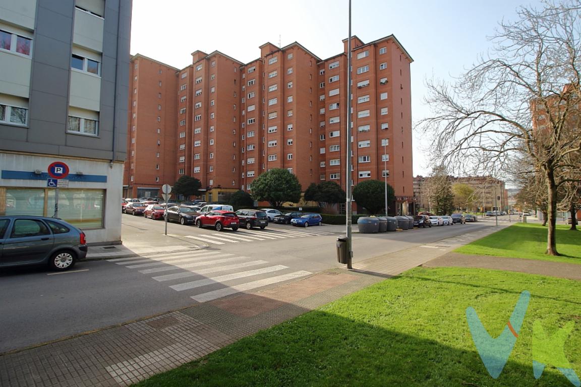 Este piso en venta combina confort y una ubicación privilegiada. Situado en la quinta planta de un edificio, cuenta con 87 m² construidos distribuidos en 3 habitaciones, cocina (para reformar), salón y 1 baño.Su altura ofrece vistas despejadas y un entorno rodeado de zonas verdes, aportando tranquilidad, a menos de 500 m de El Corte Inglés.Dispone de paradas de autobús a pocos metros, con buena conexión al resto de la ciudad, ideal para familias y profesionales.Las zonas comunes están bien cuidadas y en buen estado.La cercanía a supermercados, farmacias y otros servicios facilita el día a día.Contáctanos para concertar una visita y descubrir tu próximo hogar.Gastos e impuestos no incluidos en el precio. A título orientativo, en segundas transmisiones, el comprador abonará el Impuesto sobre Transmisiones Patrimoniales (ITP). Para consultar los porcentajes del ITP en Asturias puede hacerlo a través de la web oficial de servicios tributarios del Principado de Asturias https://sede.tributasenasturias.es/sites/sede/default/es_ES/Que-quieres-hacer/Transmisiones-Patrimoniales-y-AJD. La base imponible será el mayor valor entre precio de compraventa, tasación o valor de referencia catastral. Gastos de notaría y registro según aranceles variables según precio, número de copias y complejidad.  El comprador escoge libremente notario. El vendedor asume la plusvalía y el resto de gastos son del comprador. Si se precisa hipoteca: Tasación, condiciones y costes bancarios según entidad elegida por el comprador; así como los gastos de gestoría y cualesquiera otros inherentes a la formalización de la compraventa. De acuerdo con la ley, no se incluyen en el precio otros gastos o tributos que legalmente correspondan al comprador. Honorarios de intermediación inmobiliaria a cargo del vendedor y honorarios de mediación inmobiliaria del 2% más I.V.A. con un mínimo de 2.000 + IVA a cargo del comprador. El consumidor tiene derecho, conforme a la normativa vigente, a disponer de información y documentación adicional relativa al inmueble y condiciones de la compraventa, accesible en la sede física o mediante correo electrónico de la Agencia cuyos datos de contacto aparecen en la página web. La agencia actúa exclusivamente como intermediaria en la operación. Cualquier compraventa y sus condiciones quedan sujetas en todo caso a la aceptación expresa del vendedor del inmueble y a la posterior formalización del correspondiente contrato. El presente anuncio tiene carácter meramente informativo; la información suministrada se corresponde con la disponible a la fecha de publicación, pudiendo variar en función de las circunstancias o actualizaciones legales, contractuales y fiscales.